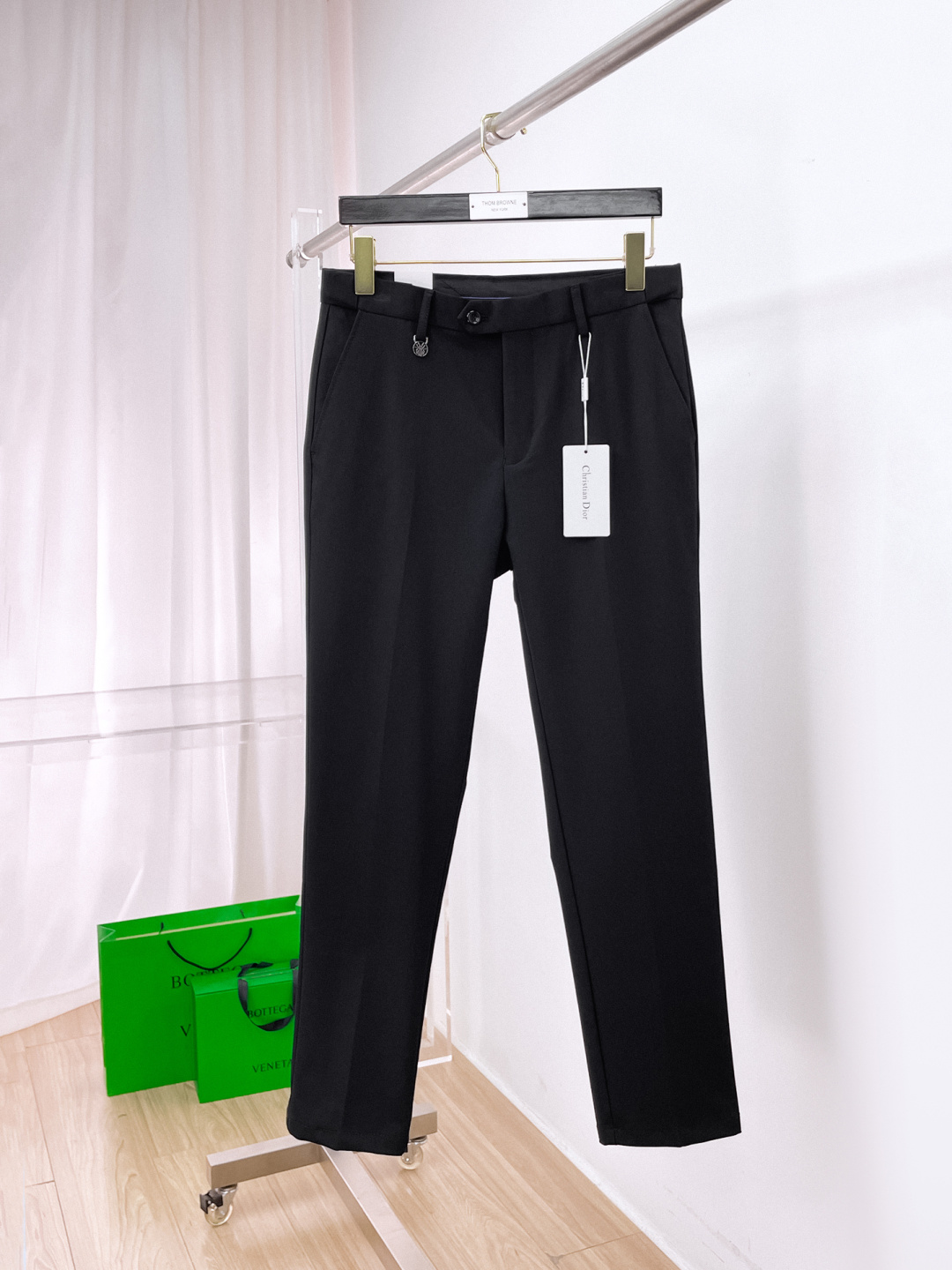 NO:777219,Dior casual pants and trousers 2025SS autumn and winter new style. Special fabric for advanced custom pants. Customized original hardware. Made with heavy craftsmanship. Fine lathes. Customized fabric. Soft and comfortable. Remarkable texture. Exquisite accessories. Excellent upper body effect. Complete three standards. Standard sizes 29-38, no 35,, dior, dior,19860909Dior 迪奥 休闲裤 西裤2025SS秋冬新款 高级定制裤子专用面料 定制原版五金 重工工艺打造 车工走线精细 定制面料 柔软舒适 质感显著 辅料精美 上身效果超赞 三标齐全 标准尺码29-38,无35,,dior,dior,,Men's clothing