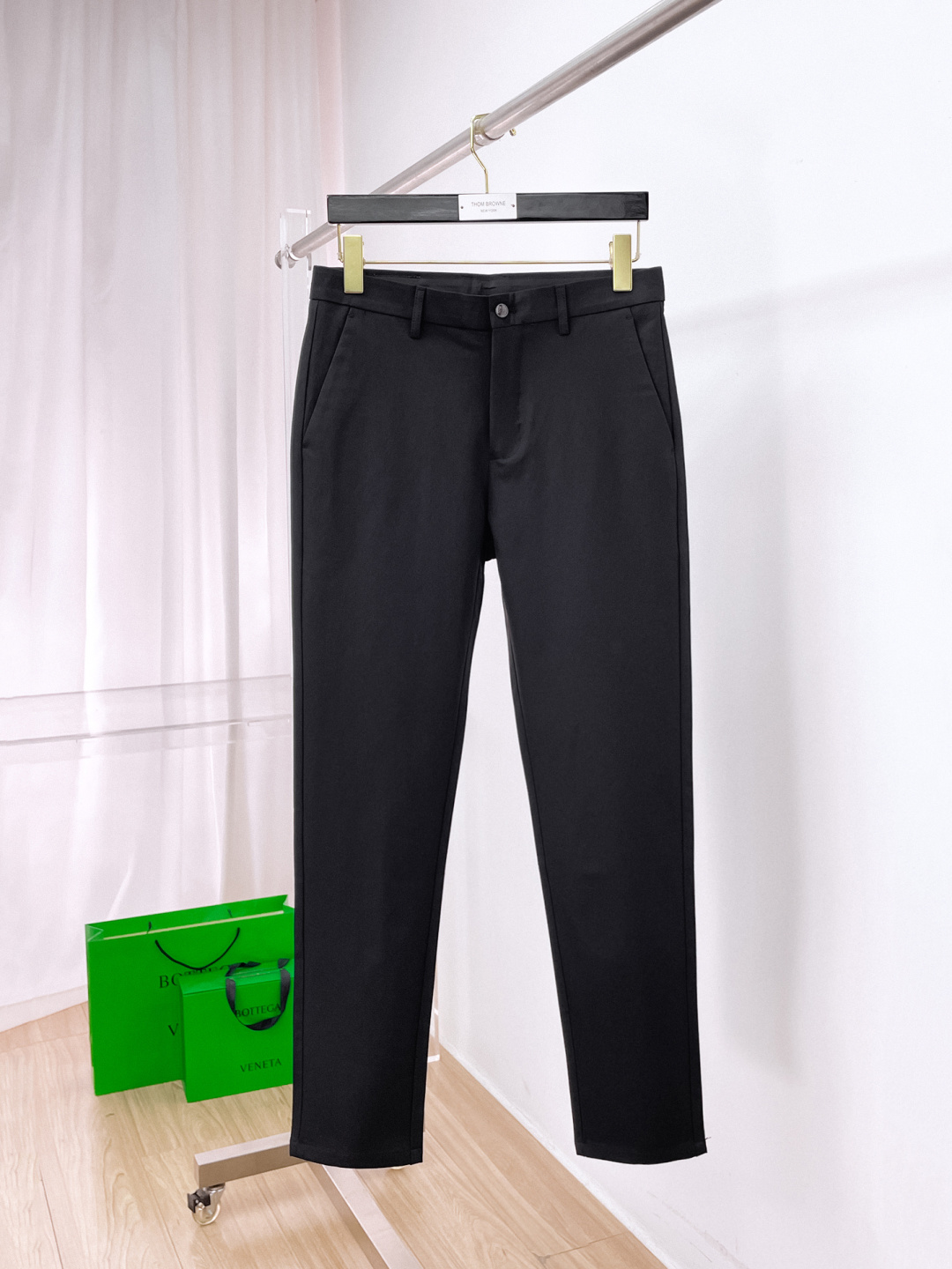 NO:777218,Loewe casual pants, trousers 2025SS autumn and winter new style, special fabric for advanced custom pants, customized original hardware, heavy craftsmanship, fine lathe wiring, customized fabrics, soft and comfortable, significant texture, exquisite accessories, great upper body effect, complete three standards, standard size 29-38, no 35,,loewe,19860909罗意威 休闲裤 西裤2025SS秋冬新款 高级定制裤子专用面料 定制原版五金 重工工艺打造 车工走线精细 定制面料 柔软舒适 质感显著 辅料精美 上身效果超赞 三标齐全 标准尺码29-38,无35,,loewe,,Men's clothing