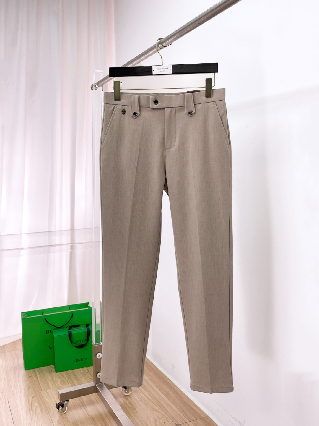 NO:777221,LV casual pants, trousers 2025SS autumn and winter new style, special fabric for advanced custom pants, customized original hardware, heavy craftsmanship, fine turning and routing, customized fabric, soft and comfortable, significant texture, exquisite accessories, excellent upper body effect, complete three standards, standard size 29-38, no 35,, louis vuitton,19860909LV 休闲裤 西裤2025SS秋冬新款 高级定制裤子专用面料 定制原版五金 重工工艺打造 车工走线精细 定制面料 柔软舒适 质感显著 辅料精美 上身效果超赞 三标齐全 标准尺码29-38,无35,,louis vuitton,,Men's clothing