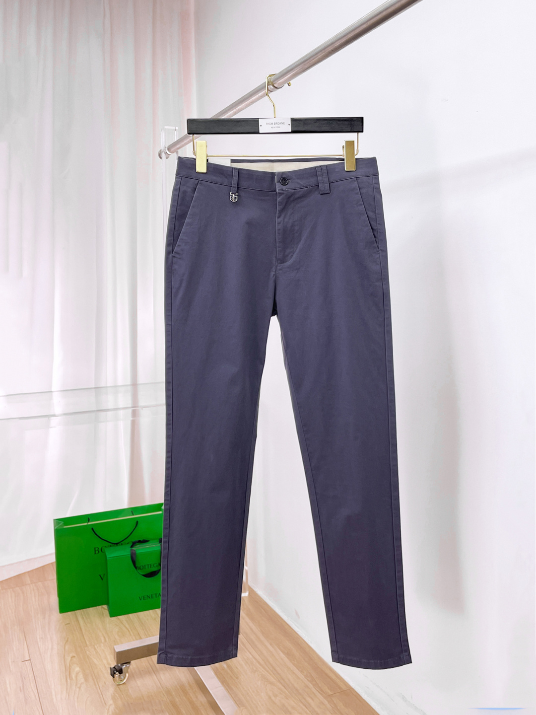 NO:777225,GUCCI Gucci casual pants and trousers 2025SS autumn and winter new style, special fabric for advanced custom pants, customized original hardware, heavy craftsmanship, fine turning and routing, customized fabric, soft and comfortable, significant texture, exquisite accessories, great upper body effect, complete three standards, standard size 29-38, no 35,,gucci,19860909GUCCI 古奇 休闲裤 西裤2025SS秋冬新款 高级定制裤子专用面料 定制原版五金 重工工艺打造 车工走线精细 定制面料 柔软舒适 质感显著 辅料精美 上身效果超赞 三标齐全 标准尺码29-38,无35,,gucci,,Men's clothing