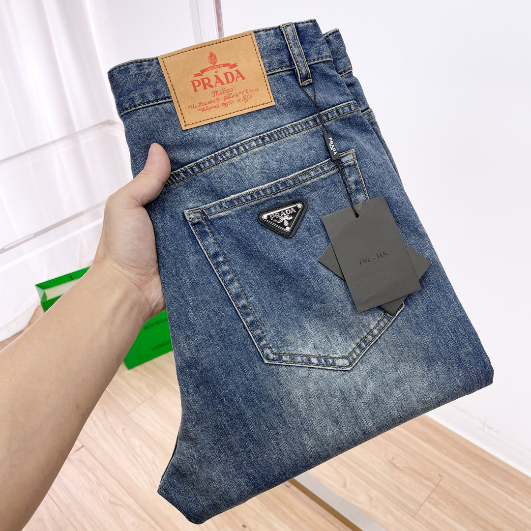NO:837127,PRADA Men's jeans, official album and poster outfit!  High-grade imported denim raw-color fabrics are supplied to customers. The pure 13oz ounce fabrics from Okayama, Japan are specially selected. Heavy-duty environmentally friendly plant enzyme washing process is used. The texture has a light retro color, which is quite beautiful. It is very suitable for autumn and winter colors. The fabric is soft and delicate after washing, but has strong bones and a slight elasticity, providing an excellent comfortable experience. There is no damage from any technological elements throughout the body, retaining the purest tannin color!  The details throughout the body are perfect, exquisite and sophisticated. The latest leather label on the waist highlights the brand's characteristics. The hardware accessories, leather label and wiring all reflect the craftsmanship!  The silhouette is perfectly tailored and has excellent butt lift and slimming effect. It can be easily matched with any top in the wardrobe. It has wide compatibility and is suitable for various daily wear. The upper body is full of style. It is a must-have trousers for those who are obsessed with quality control and 1V!  Size 29-40 No 35 37,,prada,prada,jeans,19860909PRADA 普拉达 男士牛仔裤,官宣画册海报穿搭款！ 客供高级进口的丹宁原色面料,特选日本冈山纯正13oz 盎司布料,重磅环保植物酵素水洗工艺,肌理有着淡淡的复古色彩,相当漂亮,极符合秋冬的配色,面料经过水洗后柔软细腻,但筋骨感极强,且略带弹力,提供了绝佳的舒适体验,通身无任何工艺元素破坏,保留了最纯粹的丹宁本色！通身细节完美如斯,精湛且考究,最新的腰部皮标彰显了品牌特质,五金配件、皮标、走线无不体现出匠心工艺！版型剪裁完美,提臀修身效果绝佳,可轻松横扫衣橱任何的上装搭配,兼容性广泛,满足于日常各种穿搭,上身型款十足,于品质控及1V迷控者必入型裤装！ 尺码29-40 无35 37,,prada,prada,jeans,,Men's clothing