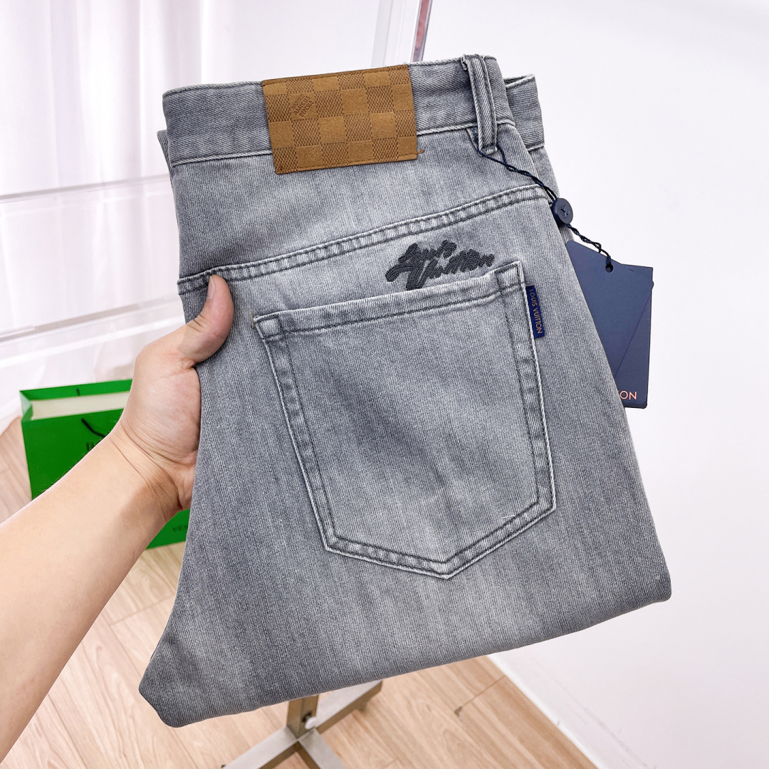 NO:837122,LV men's jeans, official album and poster outfit style!  High-grade imported denim raw-color fabrics are supplied to customers. The pure 13oz ounce fabrics from Okayama, Japan are specially selected. Heavy-duty environmentally friendly plant enzyme washing process is used. The texture has a light retro color, which is quite beautiful. It is very suitable for autumn and winter colors. The fabric is soft and delicate after washing, but has strong bones and a slight elasticity, providing an excellent comfortable experience. There is no damage from any technological elements throughout the body, retaining the purest tannin color!  The details throughout the body are perfect, exquisite and sophisticated. The latest leather label on the waist highlights the brand's characteristics. The hardware accessories, leather label and wiring all reflect the craftsmanship!  The silhouette is perfectly tailored and has excellent butt lift and slimming effect. It can be easily matched with any top in the wardrobe. It has wide compatibility and is suitable for various daily wear. The upper body is full of style. It is a must-have trousers for those who are obsessed with quality control and 1V!  Size 29-40 No 35 37,,louis vuitton,jeans,19860909LV 男士牛仔裤,官宣画册海报穿搭款！ 客供高级进口的丹宁原色面料,特选日本冈山纯正13oz 盎司布料,重磅环保植物酵素水洗工艺,肌理有着淡淡的复古色彩,相当漂亮,极符合秋冬的配色,面料经过水洗后柔软细腻,但筋骨感极强,且略带弹力,提供了绝佳的舒适体验,通身无任何工艺元素破坏,保留了最纯粹的丹宁本色！通身细节完美如斯,精湛且考究,最新的腰部皮标彰显了品牌特质,五金配件、皮标、走线无不体现出匠心工艺！版型剪裁完美,提臀修身效果绝佳,可轻松横扫衣橱任何的上装搭配,兼容性广泛,满足于日常各种穿搭,上身型款十足,于品质控及1V迷控者必入型裤装！ 尺码29-40 无35 37,,louis vuitton,jeans,,Men's clothing