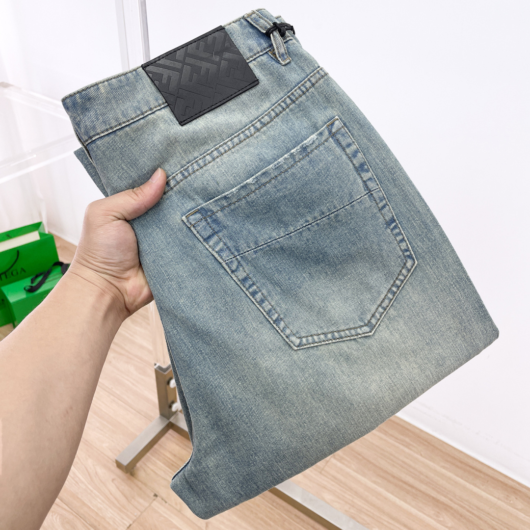NO:837146,FENDI Fendi men's jeans, official album and poster style!  High-grade imported denim raw-color fabrics are supplied to customers. The pure 13oz ounce fabrics from Okayama, Japan are specially selected. Heavy-duty environmentally friendly plant enzyme washing process is used. The texture has a light retro color, which is quite beautiful. It is very suitable for autumn and winter colors. The fabric is soft and delicate after washing, but has strong bones and a slight elasticity, providing an excellent comfortable experience. There is no damage from any technological elements throughout the body, retaining the purest tannin color!  The details throughout the body are perfect, exquisite and sophisticated. The latest leather label on the waist highlights the brand's characteristics. The hardware accessories, leather label and wiring all reflect the craftsmanship!  The silhouette is perfectly tailored and has excellent butt lift and slimming effect. It can be easily matched with any top in the wardrobe. It has wide compatibility and is suitable for various daily wear. The upper body is full of style. It is a must-have trousers for those who are obsessed with quality control and 1V!  Size 29-40 No 35 37,,fendi,fendi,jeans,19860909FENDI 芬迪 男士牛仔裤,官宣画册海报穿搭款！ 客供高级进口的丹宁原色面料,特选日本冈山纯正13oz 盎司布料,重磅环保植物酵素水洗工艺,肌理有着淡淡的复古色彩,相当漂亮,极符合秋冬的配色,面料经过水洗后柔软细腻,但筋骨感极强,且略带弹力,提供了绝佳的舒适体验,通身无任何工艺元素破坏,保留了最纯粹的丹宁本色！通身细节完美如斯,精湛且考究,最新的腰部皮标彰显了品牌特质,五金配件、皮标、走线无不体现出匠心工艺！版型剪裁完美,提臀修身效果绝佳,可轻松横扫衣橱任何的上装搭配,兼容性广泛,满足于日常各种穿搭,上身型款十足,于品质控及1V迷控者必入型裤装！ 尺码29-40 无35 37,,fendi,fendi,jeans,,Men's clothing