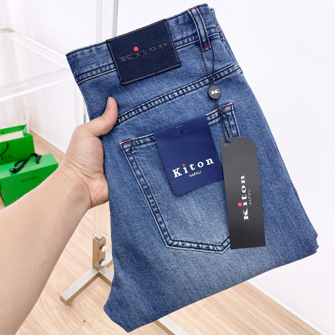 NO:837142,Kiton men's jeans, official album and poster style!  High-grade imported denim raw-color fabrics are supplied to customers. The pure 13oz ounce fabrics from Okayama, Japan are specially selected. Heavy-duty environmentally friendly plant enzyme washing process is used. The texture has a light retro color, which is quite beautiful. It is very suitable for autumn and winter colors. The fabric is soft and delicate after washing, but has strong bones and a slight elasticity, providing an excellent comfortable experience. There is no damage from any technological elements throughout the body, retaining the purest tannin color!  The details throughout the body are perfect, exquisite and sophisticated. The latest leather label on the waist highlights the brand's characteristics. The hardware accessories, leather label and wiring all reflect the craftsmanship!  The silhouette is perfectly tailored and has excellent butt lift and slimming effect. It can be easily matched with any top in the wardrobe. It has wide compatibility and is suitable for various daily wear. The upper body is full of style. It is a must-have trousers for those who are obsessed with quality control and 1V!  Size 29-40 No 35 37,,jeans,19860909Kiton 男士牛仔裤,官宣画册海报穿搭款！ 客供高级进口的丹宁原色面料,特选日本冈山纯正13oz 盎司布料,重磅环保植物酵素水洗工艺,肌理有着淡淡的复古色彩,相当漂亮,极符合秋冬的配色,面料经过水洗后柔软细腻,但筋骨感极强,且略带弹力,提供了绝佳的舒适体验,通身无任何工艺元素破坏,保留了最纯粹的丹宁本色！通身细节完美如斯,精湛且考究,最新的腰部皮标彰显了品牌特质,五金配件、皮标、走线无不体现出匠心工艺！版型剪裁完美,提臀修身效果绝佳,可轻松横扫衣橱任何的上装搭配,兼容性广泛,满足于日常各种穿搭,上身型款十足,于品质控及1V迷控者必入型裤装！ 尺码29-40 无35 37,,jeans,,Men's clothing