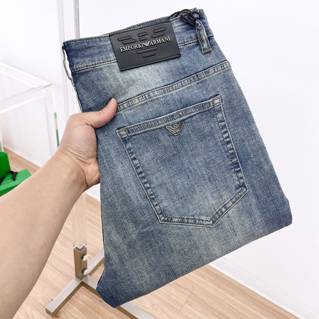 NO:837137,Armani Armani men's jeans, official album and poster style!  High-grade imported denim raw-color fabrics are supplied to customers. The pure 13oz ounce fabrics from Okayama, Japan are specially selected. Heavy-duty environmentally friendly plant enzyme washing process is used. The texture has a light retro color, which is quite beautiful. It is very suitable for autumn and winter colors. The fabric is soft and delicate after washing, but has strong bones and a slight elasticity, providing an excellent comfortable experience. There is no damage from any technological elements throughout the body, retaining the purest tannin color!  The details throughout the body are perfect, exquisite and sophisticated. The latest leather label on the waist highlights the brand's characteristics. The hardware accessories, leather label and wiring all reflect the craftsmanship!  The silhouette is perfectly tailored and has excellent butt lift and slimming effect. It can be easily matched with any top in the wardrobe. It has wide compatibility and is suitable for various daily wear. The upper body is full of style. It is a must-have trousers for those who are obsessed with quality control and 1V!  Size 29-40 No 35 37,,armani,armani,jeans,19860909Armani 阿玛尼 男士牛仔裤,官宣画册海报穿搭款！ 客供高级进口的丹宁原色面料,特选日本冈山纯正13oz 盎司布料,重磅环保植物酵素水洗工艺,肌理有着淡淡的复古色彩,相当漂亮,极符合秋冬的配色,面料经过水洗后柔软细腻,但筋骨感极强,且略带弹力,提供了绝佳的舒适体验,通身无任何工艺元素破坏,保留了最纯粹的丹宁本色！通身细节完美如斯,精湛且考究,最新的腰部皮标彰显了品牌特质,五金配件、皮标、走线无不体现出匠心工艺！版型剪裁完美,提臀修身效果绝佳,可轻松横扫衣橱任何的上装搭配,兼容性广泛,满足于日常各种穿搭,上身型款十足,于品质控及1V迷控者必入型裤装！ 尺码29-40 无35 37,,armani,armani,jeans,,Men's clothing