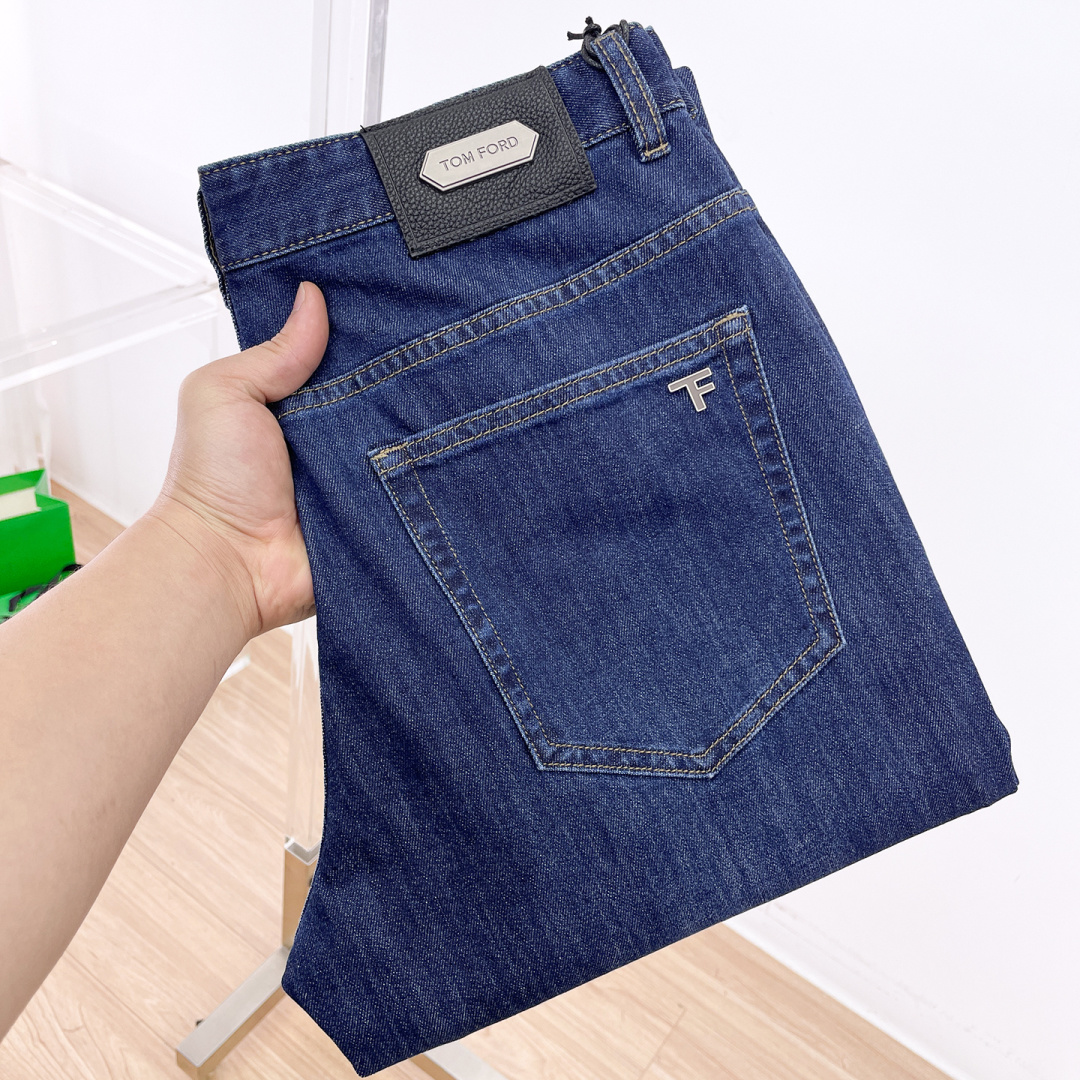 NO:837132,TF men's jeans, official album and poster outfit!  High-grade imported denim raw-color fabrics are supplied to customers. The pure 13oz ounce fabrics from Okayama, Japan are specially selected. Heavy-duty environmentally friendly plant enzyme washing process is used. The texture has a light retro color, which is quite beautiful. It is very suitable for autumn and winter colors. The fabric is soft and delicate after washing, but has strong bones and a slight elasticity, providing an excellent comfortable experience. There is no damage from any technological elements throughout the body, retaining the purest tannin color!  The details throughout the body are perfect, exquisite and sophisticated. The latest leather label on the waist highlights the brand's characteristics. The hardware accessories, leather label and wiring all reflect the craftsmanship!  The silhouette is perfectly tailored and has excellent butt lift and slimming effect. It can be easily matched with any top in the wardrobe. It has wide compatibility and is suitable for various daily wear. The upper body is full of style. It is a must-have trousers for those who are obsessed with quality control and 1V!  Size 29-40 No 35 37,,tom ford,jeans,19860909TF 男士牛仔裤,官宣画册海报穿搭款！ 客供高级进口的丹宁原色面料,特选日本冈山纯正13oz 盎司布料,重磅环保植物酵素水洗工艺,肌理有着淡淡的复古色彩,相当漂亮,极符合秋冬的配色,面料经过水洗后柔软细腻,但筋骨感极强,且略带弹力,提供了绝佳的舒适体验,通身无任何工艺元素破坏,保留了最纯粹的丹宁本色！通身细节完美如斯,精湛且考究,最新的腰部皮标彰显了品牌特质,五金配件、皮标、走线无不体现出匠心工艺！版型剪裁完美,提臀修身效果绝佳,可轻松横扫衣橱任何的上装搭配,兼容性广泛,满足于日常各种穿搭,上身型款十足,于品质控及1V迷控者必入型裤装！ 尺码29-40 无35 37,,tom ford,jeans,,Men's clothing