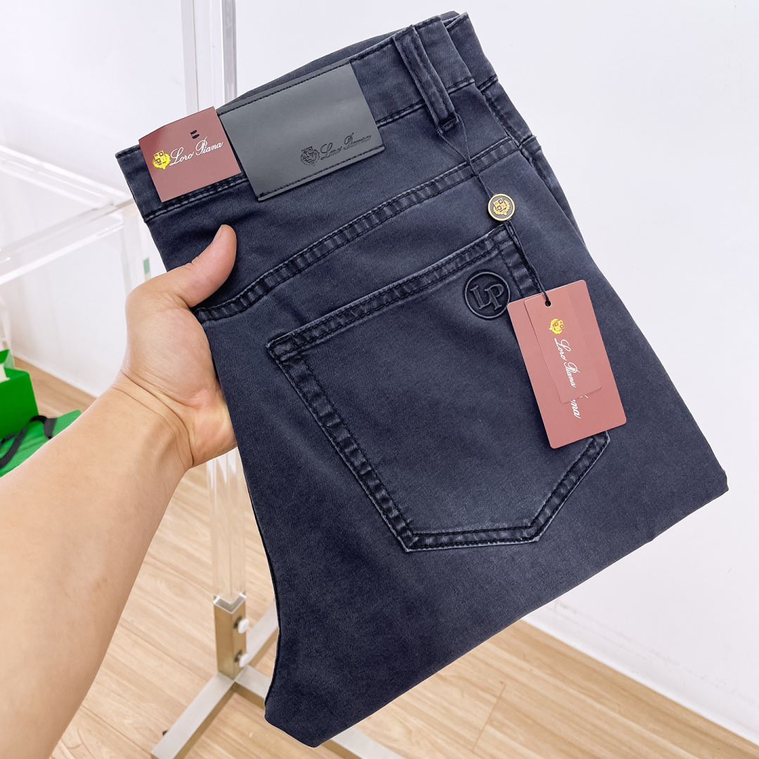 NO:837112,LP men's jeans, official album and poster outfit!  High-grade imported denim raw-color fabrics are supplied to customers. The pure 13oz ounce fabrics from Okayama, Japan are specially selected. Heavy-duty environmentally friendly plant enzyme washing process is used. The texture has a light retro color, which is quite beautiful. It is very suitable for autumn and winter colors. The fabric is soft and delicate after washing, but has strong bones and a slight elasticity, providing an excellent comfortable experience. There is no damage from any technological elements throughout the body, retaining the purest tannin color!  The details throughout the body are perfect, exquisite and sophisticated. The latest leather label on the waist highlights the brand's characteristics. The hardware accessories, leather label and wiring all reflect the craftsmanship!  The silhouette is perfectly tailored and has excellent butt lift and slimming effect. It can be easily matched with any top in the wardrobe. It has wide compatibility and is suitable for various daily wear. The upper body is full of style. It is a must-have trousers for those who are obsessed with quality control and 1V!  Size 29-40 No 35 37,,loro piana,jeans,19860909LP 男士牛仔裤,官宣画册海报穿搭款！ 客供高级进口的丹宁原色面料,特选日本冈山纯正13oz 盎司布料,重磅环保植物酵素水洗工艺,肌理有着淡淡的复古色彩,相当漂亮,极符合秋冬的配色,面料经过水洗后柔软细腻,但筋骨感极强,且略带弹力,提供了绝佳的舒适体验,通身无任何工艺元素破坏,保留了最纯粹的丹宁本色！通身细节完美如斯,精湛且考究,最新的腰部皮标彰显了品牌特质,五金配件、皮标、走线无不体现出匠心工艺！版型剪裁完美,提臀修身效果绝佳,可轻松横扫衣橱任何的上装搭配,兼容性广泛,满足于日常各种穿搭,上身型款十足,于品质控及1V迷控者必入型裤装！ 尺码29-40 无35 37,,loro piana,jeans,,Men's clothing