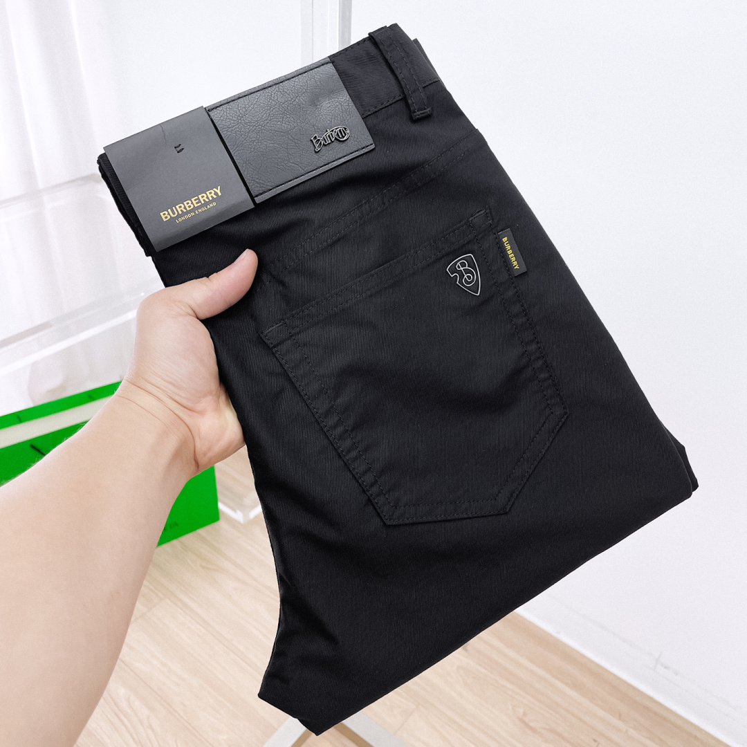 NO:837107,Burberry men's jeans, official album and poster style!  High-grade imported denim raw-color fabrics are supplied to customers. The pure 13oz ounce fabrics from Okayama, Japan are specially selected. Heavy-duty environmentally friendly plant enzyme washing process is used. The texture has a light retro color, which is quite beautiful. It is very suitable for autumn and winter colors. The fabric is soft and delicate after washing, but has strong bones and a slight elasticity, providing an excellent comfortable experience. There is no damage from any technological elements throughout the body, retaining the purest tannin color!  The details throughout the body are perfect, exquisite and sophisticated. The latest leather label on the waist highlights the brand's characteristics. The hardware accessories, leather label and wiring all reflect the craftsmanship!  The silhouette is perfectly tailored and has excellent butt lift and slimming effect. It can be easily matched with any top in the wardrobe. It has wide compatibility and is suitable for various daily wear. The upper body is full of style. It is a must-have trousers for those who are obsessed with quality control and 1V!  Size 29-40 No 35 37,,burberry,burberry,jeans,19860909Burberry 巴宝莉 男士牛仔裤,官宣画册海报穿搭款！ 客供高级进口的丹宁原色面料,特选日本冈山纯正13oz 盎司布料,重磅环保植物酵素水洗工艺,肌理有着淡淡的复古色彩,相当漂亮,极符合秋冬的配色,面料经过水洗后柔软细腻,但筋骨感极强,且略带弹力,提供了绝佳的舒适体验,通身无任何工艺元素破坏,保留了最纯粹的丹宁本色！通身细节完美如斯,精湛且考究,最新的腰部皮标彰显了品牌特质,五金配件、皮标、走线无不体现出匠心工艺！版型剪裁完美,提臀修身效果绝佳,可轻松横扫衣橱任何的上装搭配,兼容性广泛,满足于日常各种穿搭,上身型款十足,于品质控及1V迷控者必入型裤装！ 尺码29-40 无35 37,,burberry,burberry,jeans,,Men's clothing
