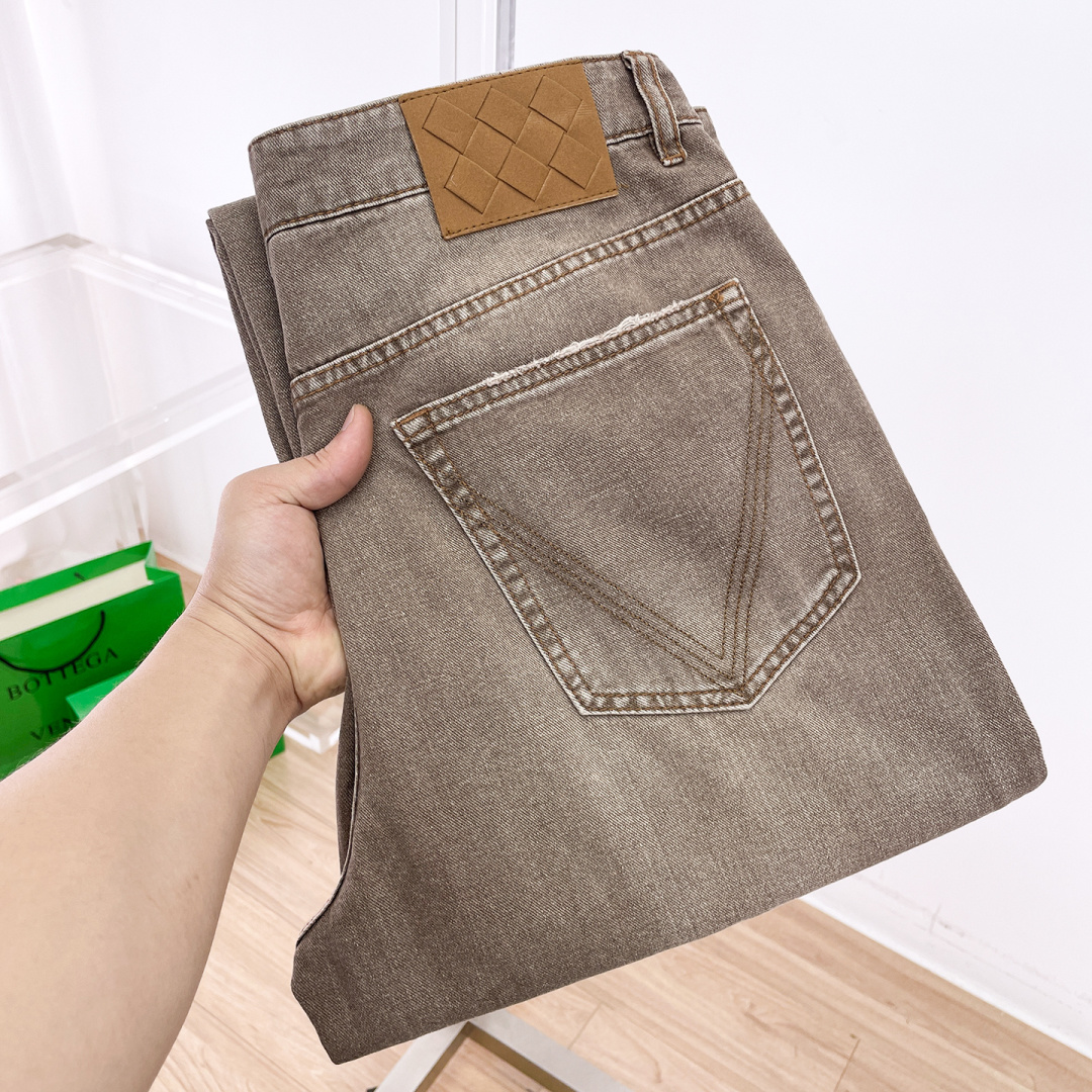 NO:837150,BV men's jeans, official album and poster style!  High-grade imported denim raw-color fabrics are supplied to customers. The pure 13oz ounce fabrics from Okayama, Japan are specially selected. Heavy-duty environmentally friendly plant enzyme washing process is used. The texture has a light retro color, which is quite beautiful. It is very suitable for autumn and winter colors. The fabric is soft and delicate after washing, but has strong bones and a slight elasticity, providing an excellent comfortable experience. There is no damage from any technological elements throughout the body, retaining the purest tannin color!  The details throughout the body are perfect, exquisite and sophisticated. The latest leather label on the waist highlights the brand's characteristics. The hardware accessories, leather label and wiring all reflect the craftsmanship!  The silhouette is perfectly tailored and has excellent butt lift and slimming effect. It can be easily matched with any top in the wardrobe. It has wide compatibility and is suitable for various daily wear. The upper body is full of style. It is a must-have trousers for those who are obsessed with quality control and 1V!  Size 29-40 No 35 37,,bottega veneta,jeans,19860909BV 男士牛仔裤,官宣画册海报穿搭款！ 客供高级进口的丹宁原色面料,特选日本冈山纯正13oz 盎司布料,重磅环保植物酵素水洗工艺,肌理有着淡淡的复古色彩,相当漂亮,极符合秋冬的配色,面料经过水洗后柔软细腻,但筋骨感极强,且略带弹力,提供了绝佳的舒适体验,通身无任何工艺元素破坏,保留了最纯粹的丹宁本色！通身细节完美如斯,精湛且考究,最新的腰部皮标彰显了品牌特质,五金配件、皮标、走线无不体现出匠心工艺！版型剪裁完美,提臀修身效果绝佳,可轻松横扫衣橱任何的上装搭配,兼容性广泛,满足于日常各种穿搭,上身型款十足,于品质控及1V迷控者必入型裤装！ 尺码29-40 无35 37,,bottega veneta,jeans,,Men's clothing
