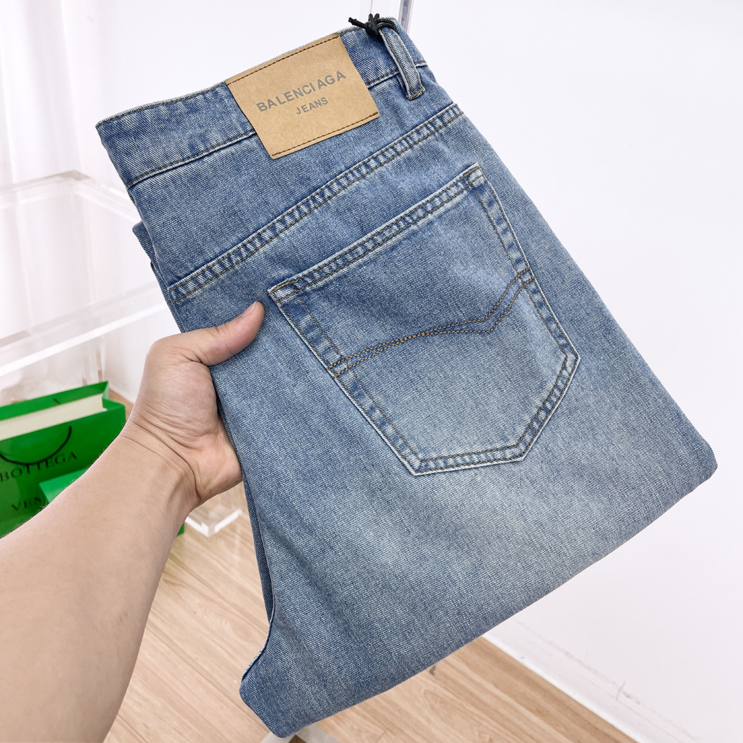 NO:837145,Balenciaga men's jeans, official album and poster style!  High-grade imported denim raw-color fabrics are supplied to customers. The pure 13oz ounce fabrics from Okayama, Japan are specially selected. Heavy-duty environmentally friendly plant enzyme washing process is used. The texture has a light retro color, which is quite beautiful. It is very suitable for autumn and winter colors. The fabric is soft and delicate after washing, but has strong bones and a slight elasticity, providing an excellent comfortable experience. There is no damage from any technological elements throughout the body, retaining the purest tannin color!  The details throughout the body are perfect, exquisite and sophisticated. The latest leather label on the waist highlights the brand's characteristics. The hardware accessories, leather label and wiring all reflect the craftsmanship!  The silhouette is perfectly tailored and has excellent butt lift and slimming effect. It can be easily matched with any top in the wardrobe. It has wide compatibility and is suitable for various daily wear. The upper body is full of style. It is a must-have trousers for those who are obsessed with quality control and 1V!  Size 29-40 No 35 37,,balenciaga,jeans,19860909巴黎世家 男士牛仔裤,官宣画册海报穿搭款！ 客供高级进口的丹宁原色面料,特选日本冈山纯正13oz 盎司布料,重磅环保植物酵素水洗工艺,肌理有着淡淡的复古色彩,相当漂亮,极符合秋冬的配色,面料经过水洗后柔软细腻,但筋骨感极强,且略带弹力,提供了绝佳的舒适体验,通身无任何工艺元素破坏,保留了最纯粹的丹宁本色！通身细节完美如斯,精湛且考究,最新的腰部皮标彰显了品牌特质,五金配件、皮标、走线无不体现出匠心工艺！版型剪裁完美,提臀修身效果绝佳,可轻松横扫衣橱任何的上装搭配,兼容性广泛,满足于日常各种穿搭,上身型款十足,于品质控及1V迷控者必入型裤装！ 尺码29-40 无35 37,,balenciaga,jeans,,Men's clothing