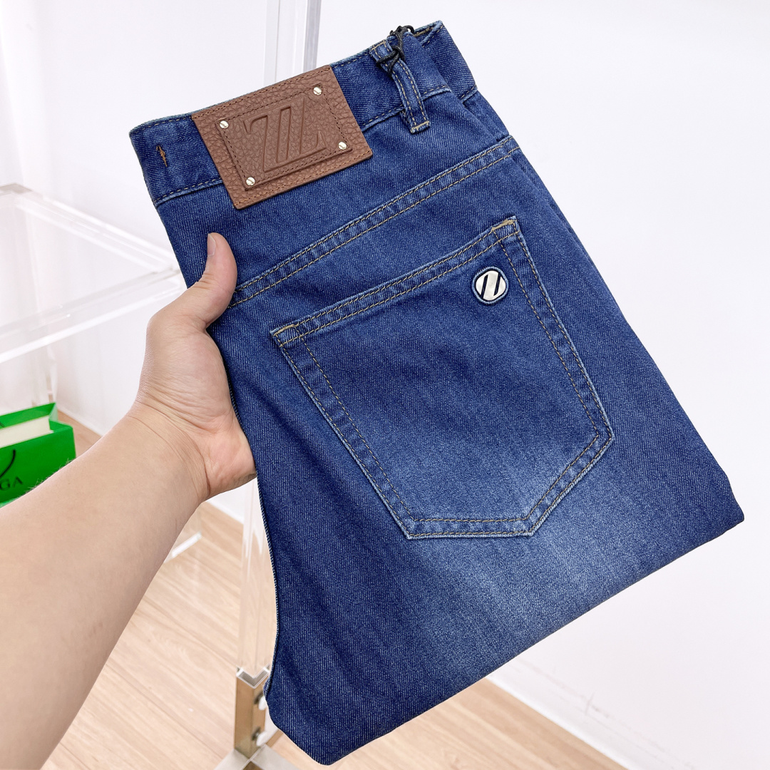 NO:837140,Ermenegildo Zegna men's jeans, official album and poster outfit style!  High-grade imported denim raw-color fabrics are supplied to customers. The pure 13oz ounce fabrics from Okayama, Japan are specially selected. Heavy-duty environmentally friendly plant enzyme washing process is used. The texture has a light retro color, which is quite beautiful. It is very suitable for autumn and winter colors. The fabric is soft and delicate after washing, but has strong bones and a slight elasticity, providing an excellent comfortable experience. There is no damage from any technological elements throughout the body, retaining the purest tannin color!  The details throughout the body are perfect, exquisite and sophisticated. The latest leather label on the waist highlights the brand's characteristics. The hardware accessories, leather label and wiring all reflect the craftsmanship!  The silhouette is perfectly tailored and has excellent butt lift and slimming effect. It can be easily matched with any top in the wardrobe. It has wide compatibility and is suitable for various daily wear. The upper body is full of style. It is a must-have trousers for those who are obsessed with quality control and 1V!  Size 29-40 No 35 37,,zegna,jeans,19860909杰尼亚 男士牛仔裤,官宣画册海报穿搭款！ 客供高级进口的丹宁原色面料,特选日本冈山纯正13oz 盎司布料,重磅环保植物酵素水洗工艺,肌理有着淡淡的复古色彩,相当漂亮,极符合秋冬的配色,面料经过水洗后柔软细腻,但筋骨感极强,且略带弹力,提供了绝佳的舒适体验,通身无任何工艺元素破坏,保留了最纯粹的丹宁本色！通身细节完美如斯,精湛且考究,最新的腰部皮标彰显了品牌特质,五金配件、皮标、走线无不体现出匠心工艺！版型剪裁完美,提臀修身效果绝佳,可轻松横扫衣橱任何的上装搭配,兼容性广泛,满足于日常各种穿搭,上身型款十足,于品质控及1V迷控者必入型裤装！ 尺码29-40 无35 37,,zegna,jeans,,Men's clothing
