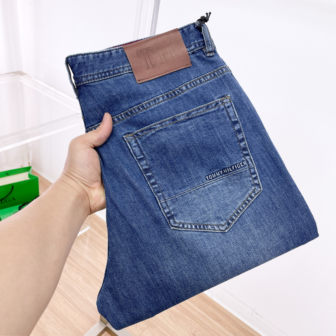 NO:837135,TOMMY Tommy men's jeans, official album and poster wear style!  High-grade imported denim raw-color fabrics are supplied to customers. The pure 13oz ounce fabrics from Okayama, Japan are specially selected. Heavy-duty environmentally friendly plant enzyme washing process is used. The texture has a light retro color, which is quite beautiful. It is very suitable for autumn and winter colors. The fabric is soft and delicate after washing, but has strong bones and a slight elasticity, providing an excellent comfortable experience. There is no damage from any technological elements throughout the body, retaining the purest tannin color!  The details throughout the body are perfect, exquisite and sophisticated. The latest leather label on the waist highlights the brand's characteristics. The hardware accessories, leather label and wiring all reflect the craftsmanship!  The silhouette is perfectly tailored and has excellent butt lift and slimming effect. It can be easily matched with any top in the wardrobe. It has wide compatibility and is suitable for various daily wear. The upper body is full of style. It is a must-have trousers for those who are obsessed with quality control and 1V!  Size 29-40 No 35 37,,tom ford,jeans,19860909TOMMY 汤米 男士牛仔裤,官宣画册海报穿搭款！ 客供高级进口的丹宁原色面料,特选日本冈山纯正13oz 盎司布料,重磅环保植物酵素水洗工艺,肌理有着淡淡的复古色彩,相当漂亮,极符合秋冬的配色,面料经过水洗后柔软细腻,但筋骨感极强,且略带弹力,提供了绝佳的舒适体验,通身无任何工艺元素破坏,保留了最纯粹的丹宁本色！通身细节完美如斯,精湛且考究,最新的腰部皮标彰显了品牌特质,五金配件、皮标、走线无不体现出匠心工艺！版型剪裁完美,提臀修身效果绝佳,可轻松横扫衣橱任何的上装搭配,兼容性广泛,满足于日常各种穿搭,上身型款十足,于品质控及1V迷控者必入型裤装！ 尺码29-40 无35 37,,tom ford,jeans,,Men's clothing