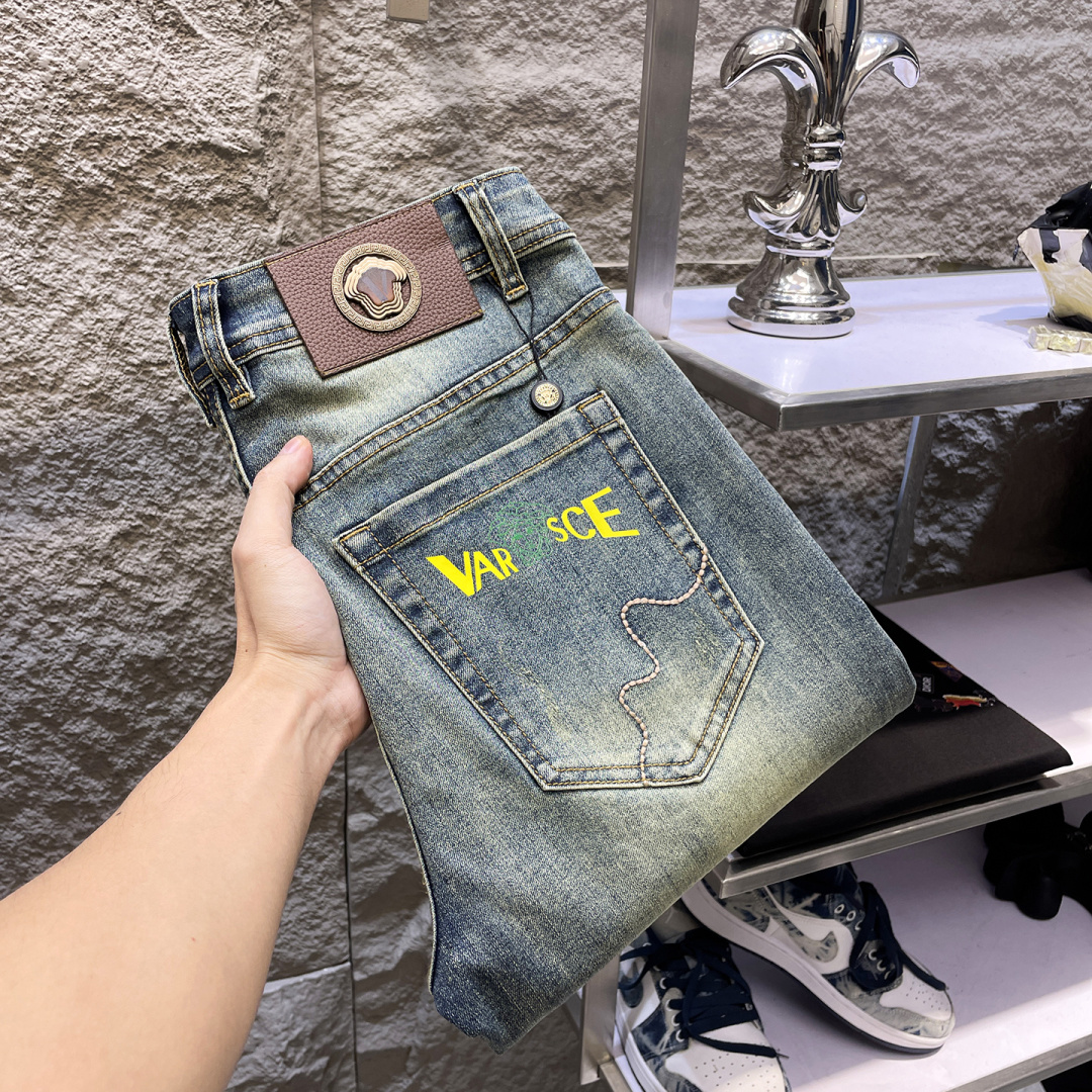 NO:777222,FENDI Fendi Men's Denim Jeans, Official Announcement Album and Poster Style!  High-grade imported denim raw color fabrics are supplied to customers, and the pure 13oz denim fabrics from Okayama, Japan are specially selected. Heavy-duty environmentally friendly plant enzyme washing process is used. The texture has a light retro color, which is quite beautiful and is very suitable for autumn and winter color matching. The fabric is soft and delicate after washing, but has strong bones and a slight stretch, providing an excellent comfortable experience. There is no damage from any technological elements throughout the body, retaining the purest tannin color!  The details throughout the body are perfect, exquisite and sophisticated. The latest leather label on the waist highlights the brand's characteristics. The hardware accessories, leather label and wiring all reflect the craftsmanship!  The silhouette is perfectly tailored and has excellent butt lift and slimming effect. It can be easily matched with any top in the wardrobe. It has wide compatibility and is suitable for various daily wear. The upper body is full of style. It is a must-have trousers for those who are obsessed with quality control and 1V!  Sizes 29-38 (not 35.37),,fendi,fendi,jeans,19860909FENDI 芬迪 男士丹宁牛仔裤,官宣画册海报穿搭款！ 客供高级进口的丹宁原色面料,特选日本冈山纯正13oz 盎司牛仔布料,重磅环保植物酵素水洗工艺,肌理有着淡淡的复古色彩,相当漂亮,极符合秋冬的配色,面料经过水洗后柔软细腻,但筋骨感极强,且略带弹力,提供了绝佳的舒适体验,通身无任何工艺元素破坏,保留了最纯粹的丹宁本色！通身细节完美如斯,精湛且考究,最新的腰部皮标彰显了品牌特质,五金配件、皮标、走线无不体现出匠心工艺！版型剪裁完美,提臀修身效果绝佳,可轻松横扫衣橱任何的上装搭配,兼容性广泛,满足于日常各种穿搭,上身型款十足,于品质控及1V迷控者必入型裤装！ 尺码29—38（没35.37）,,fendi,fendi,jeans,,Men's clothing