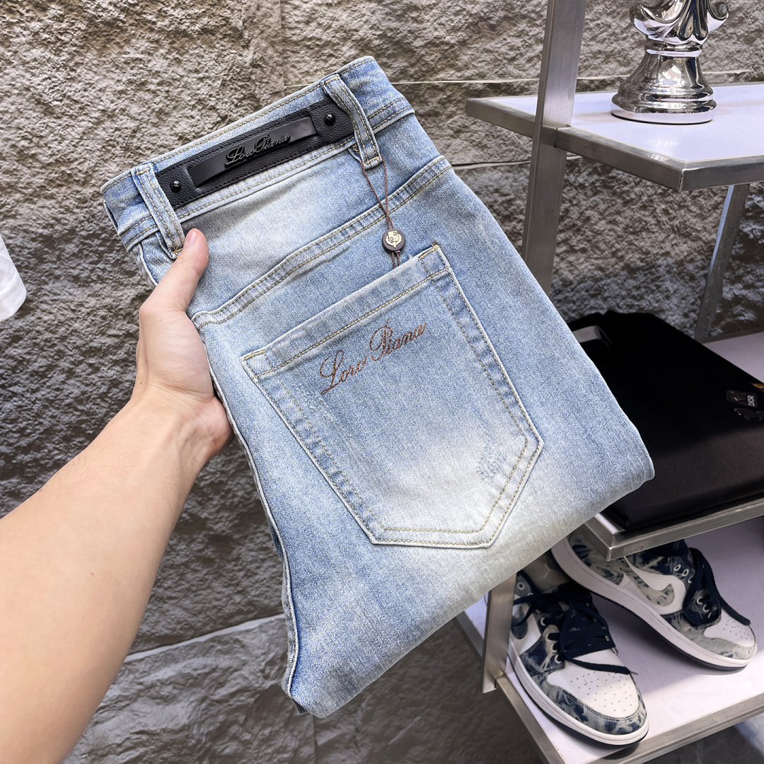 NO:777226,LP men's denim jeans, official album and poster outfit!  High-grade imported denim raw color fabrics are supplied to customers, and the pure 13oz denim fabrics from Okayama, Japan are specially selected. Heavy-duty environmentally friendly plant enzyme washing process is used. The texture has a light retro color, which is quite beautiful and is very suitable for autumn and winter color matching. The fabric is soft and delicate after washing, but has strong bones and a slight stretch, providing an excellent comfortable experience. There is no damage from any technological elements throughout the body, retaining the purest tannin color!  The details throughout the body are perfect, exquisite and sophisticated. The latest leather label on the waist highlights the brand's characteristics. The hardware accessories, leather label and wiring all reflect the craftsmanship!  The silhouette is perfectly tailored and has excellent butt lift and slimming effect. It can be easily matched with any top in the wardrobe. It has wide compatibility and is suitable for various daily wear. The upper body is full of style. It is a must-have trousers for those who are obsessed with quality control and 1V!  Size 29-38 (not 35.37),,loro piana,jeans,19860909LP 男士丹宁牛仔裤,官宣画册海报穿搭款！ 客供高级进口的丹宁原色面料,特选日本冈山纯正13oz 盎司牛仔布料,重磅环保植物酵素水洗工艺,肌理有着淡淡的复古色彩,相当漂亮,极符合秋冬的配色,面料经过水洗后柔软细腻,但筋骨感极强,且略带弹力,提供了绝佳的舒适体验,通身无任何工艺元素破坏,保留了最纯粹的丹宁本色！通身细节完美如斯,精湛且考究,最新的腰部皮标彰显了品牌特质,五金配件、皮标、走线无不体现出匠心工艺！版型剪裁完美,提臀修身效果绝佳,可轻松横扫衣橱任何的上装搭配,兼容性广泛,满足于日常各种穿搭,上身型款十足,于品质控及1V迷控者必入型裤装！ 尺码29—38（没35.37）,,loro piana,jeans,,Men's clothing