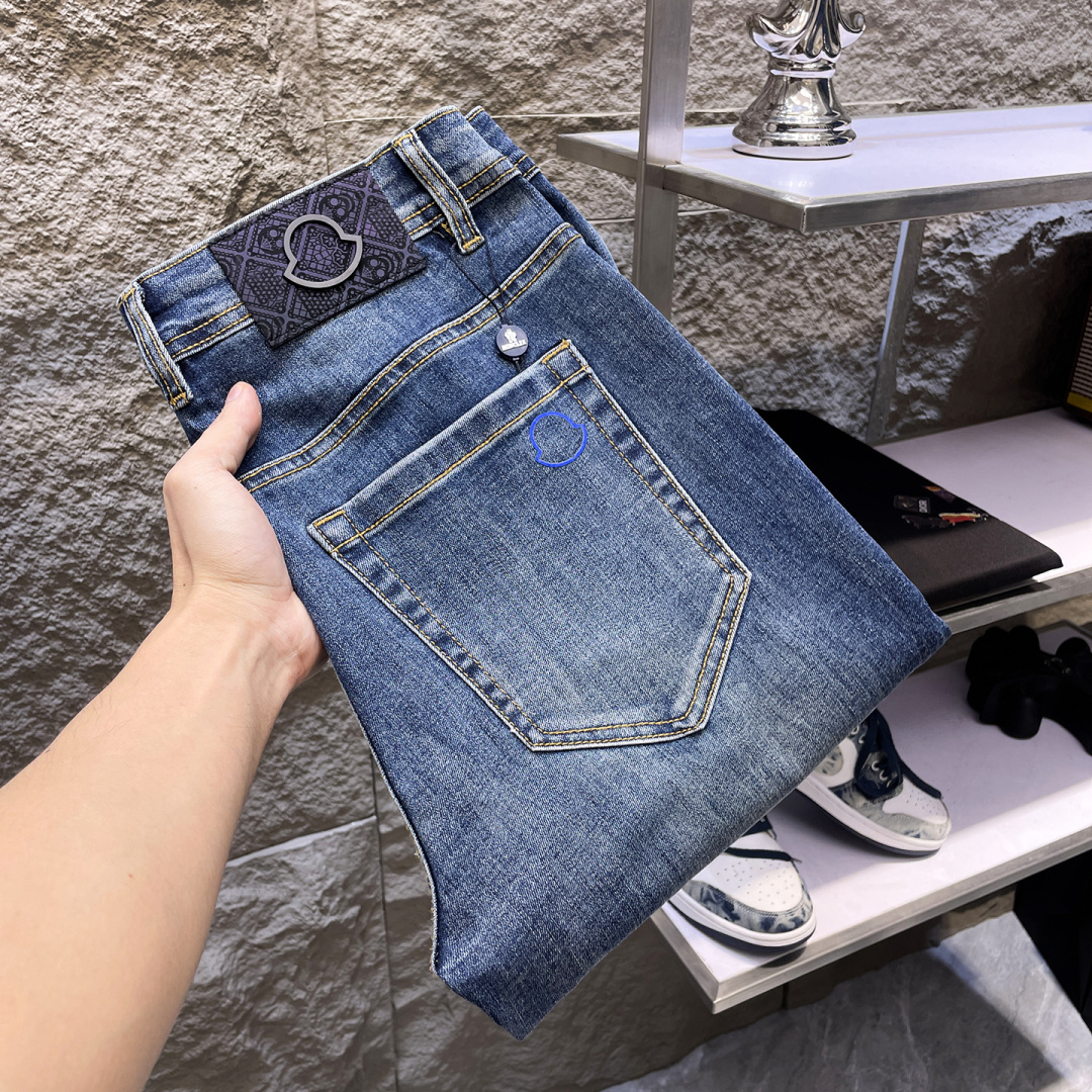 NO:777230,Men's denim jeans, official album and poster outfit!  High-grade imported denim raw color fabrics are supplied to customers, and the pure 13oz denim fabrics from Okayama, Japan are specially selected. Heavy-duty environmentally friendly plant enzyme washing process is used. The texture has a light retro color, which is quite beautiful and is very suitable for autumn and winter color matching. The fabric is soft and delicate after washing, but has strong bones and a slight stretch, providing an excellent comfortable experience. There is no damage from any technological elements throughout the body, retaining the purest tannin color!  The details throughout the body are perfect, exquisite and sophisticated. The latest leather label on the waist highlights the brand's characteristics. The hardware accessories, leather label and wiring all reflect the craftsmanship!  The silhouette is perfectly tailored and has excellent butt lift and slimming effect. It can be easily matched with any top in the wardrobe. It has wide compatibility and is suitable for various daily wear. The upper body is full of style. It is a must-have trousers for those who are obsessed with quality control and 1V!  Size 29-38 (not 35.37),,Moncler,jeans,19860909蒙口 男士丹宁牛仔裤,官宣画册海报穿搭款！ 客供高级进口的丹宁原色面料,特选日本冈山纯正13oz 盎司牛仔布料,重磅环保植物酵素水洗工艺,肌理有着淡淡的复古色彩,相当漂亮,极符合秋冬的配色,面料经过水洗后柔软细腻,但筋骨感极强,且略带弹力,提供了绝佳的舒适体验,通身无任何工艺元素破坏,保留了最纯粹的丹宁本色！通身细节完美如斯,精湛且考究,最新的腰部皮标彰显了品牌特质,五金配件、皮标、走线无不体现出匠心工艺！版型剪裁完美,提臀修身效果绝佳,可轻松横扫衣橱任何的上装搭配,兼容性广泛,满足于日常各种穿搭,上身型款十足,于品质控及1V迷控者必入型裤装！ 尺码29—38（没35.37）,,Moncler,jeans,,Men's clothing