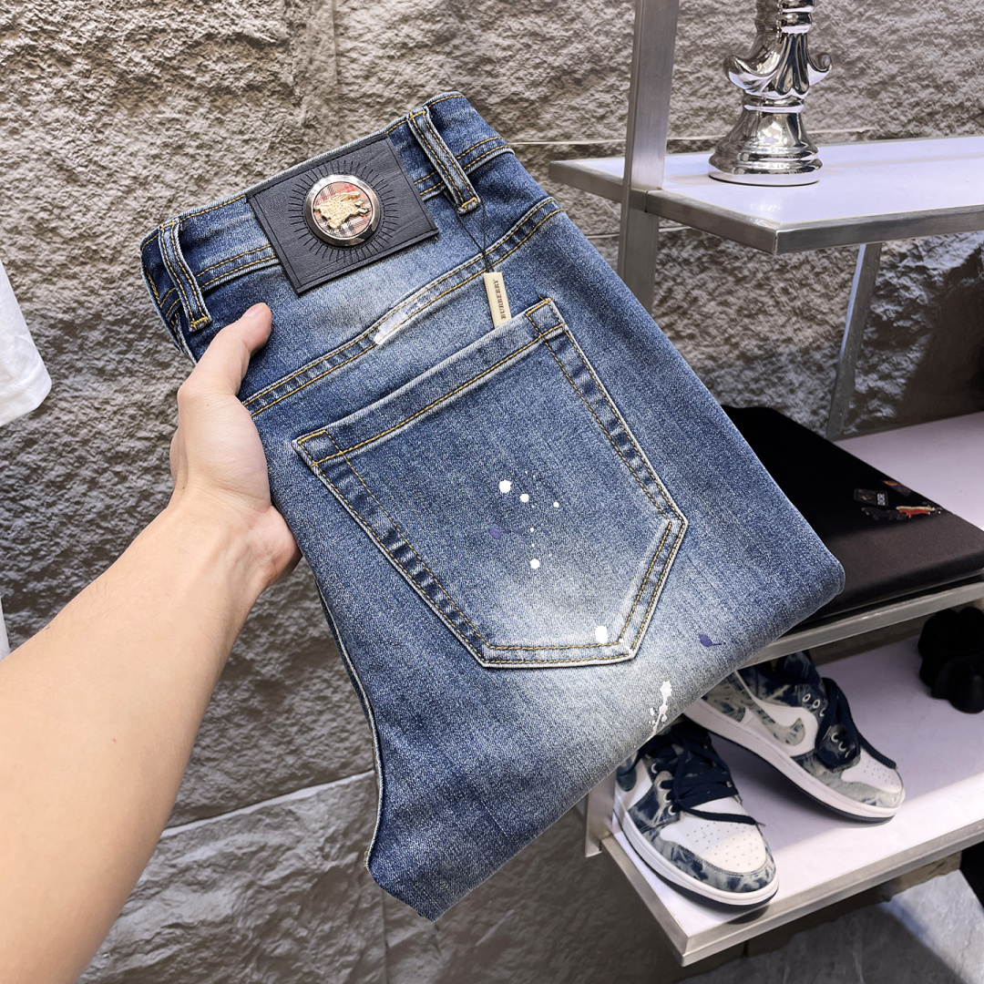 NO:777197,Burberry men's denim jeans, official album and poster outfit style!  High-grade imported denim raw color fabrics are supplied to customers, and the pure 13oz denim fabrics from Okayama, Japan are specially selected. Heavy-duty environmentally friendly plant enzyme washing process is used. The texture has a light retro color, which is quite beautiful and is very suitable for autumn and winter color matching. The fabric is soft and delicate after washing, but has strong bones and a slight stretch, providing an excellent comfortable experience. There is no damage from any technological elements throughout the body, retaining the purest tannin color!  The details throughout the body are perfect, exquisite and sophisticated. The latest leather label on the waist highlights the brand's characteristics. The hardware accessories, leather label and wiring all reflect the craftsmanship!  The silhouette is perfectly tailored and has excellent butt lift and slimming effect. It can be easily matched with any top in the wardrobe. It has wide compatibility and is suitable for various daily wear. The upper body is full of style. It is a must-have trousers for those who are obsessed with quality control and 1V!  Size 29-38 (not 35.37),,burberry,burberry,jeans,19860909Burberry 巴宝莉 男士丹宁牛仔裤,官宣画册海报穿搭款！ 客供高级进口的丹宁原色面料,特选日本冈山纯正13oz 盎司牛仔布料,重磅环保植物酵素水洗工艺,肌理有着淡淡的复古色彩,相当漂亮,极符合秋冬的配色,面料经过水洗后柔软细腻,但筋骨感极强,且略带弹力,提供了绝佳的舒适体验,通身无任何工艺元素破坏,保留了最纯粹的丹宁本色！通身细节完美如斯,精湛且考究,最新的腰部皮标彰显了品牌特质,五金配件、皮标、走线无不体现出匠心工艺！版型剪裁完美,提臀修身效果绝佳,可轻松横扫衣橱任何的上装搭配,兼容性广泛,满足于日常各种穿搭,上身型款十足,于品质控及1V迷控者必入型裤装！ 尺码29—38（没35.37）,,burberry,burberry,jeans,,Men's clothing