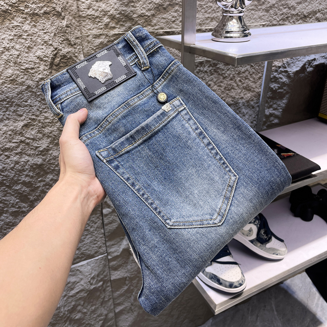 NO:777200,Versace men's denim jeans, official album and poster outfit style!  High-grade imported denim raw color fabrics are supplied to customers, and the pure 13oz denim fabrics from Okayama, Japan are specially selected. Heavy-duty environmentally friendly plant enzyme washing process is used. The texture has a light retro color, which is quite beautiful and is very suitable for autumn and winter color matching. The fabric is soft and delicate after washing, but has strong bones and a slight stretch, providing an excellent comfortable experience. There is no damage from any technological elements throughout the body, retaining the purest tannin color!  The details throughout the body are perfect, exquisite and sophisticated. The latest leather label on the waist highlights the brand's characteristics. The hardware accessories, leather label and wiring all reflect the craftsmanship!  The silhouette is perfectly tailored and has excellent butt lift and slimming effect. It can be easily matched with any top in the wardrobe. It has wide compatibility and is suitable for various daily wear. The upper body is full of style. It is a must-have trousers for those who are obsessed with quality control and 1V!  Sizes 29-38 (not 35.37),,versace,jeans,19860909范思哲 男士丹宁牛仔裤,官宣画册海报穿搭款！ 客供高级进口的丹宁原色面料,特选日本冈山纯正13oz 盎司牛仔布料,重磅环保植物酵素水洗工艺,肌理有着淡淡的复古色彩,相当漂亮,极符合秋冬的配色,面料经过水洗后柔软细腻,但筋骨感极强,且略带弹力,提供了绝佳的舒适体验,通身无任何工艺元素破坏,保留了最纯粹的丹宁本色！通身细节完美如斯,精湛且考究,最新的腰部皮标彰显了品牌特质,五金配件、皮标、走线无不体现出匠心工艺！版型剪裁完美,提臀修身效果绝佳,可轻松横扫衣橱任何的上装搭配,兼容性广泛,满足于日常各种穿搭,上身型款十足,于品质控及1V迷控者必入型裤装！ 尺码29—38（没35.37）,,versace,jeans,,Men's clothing