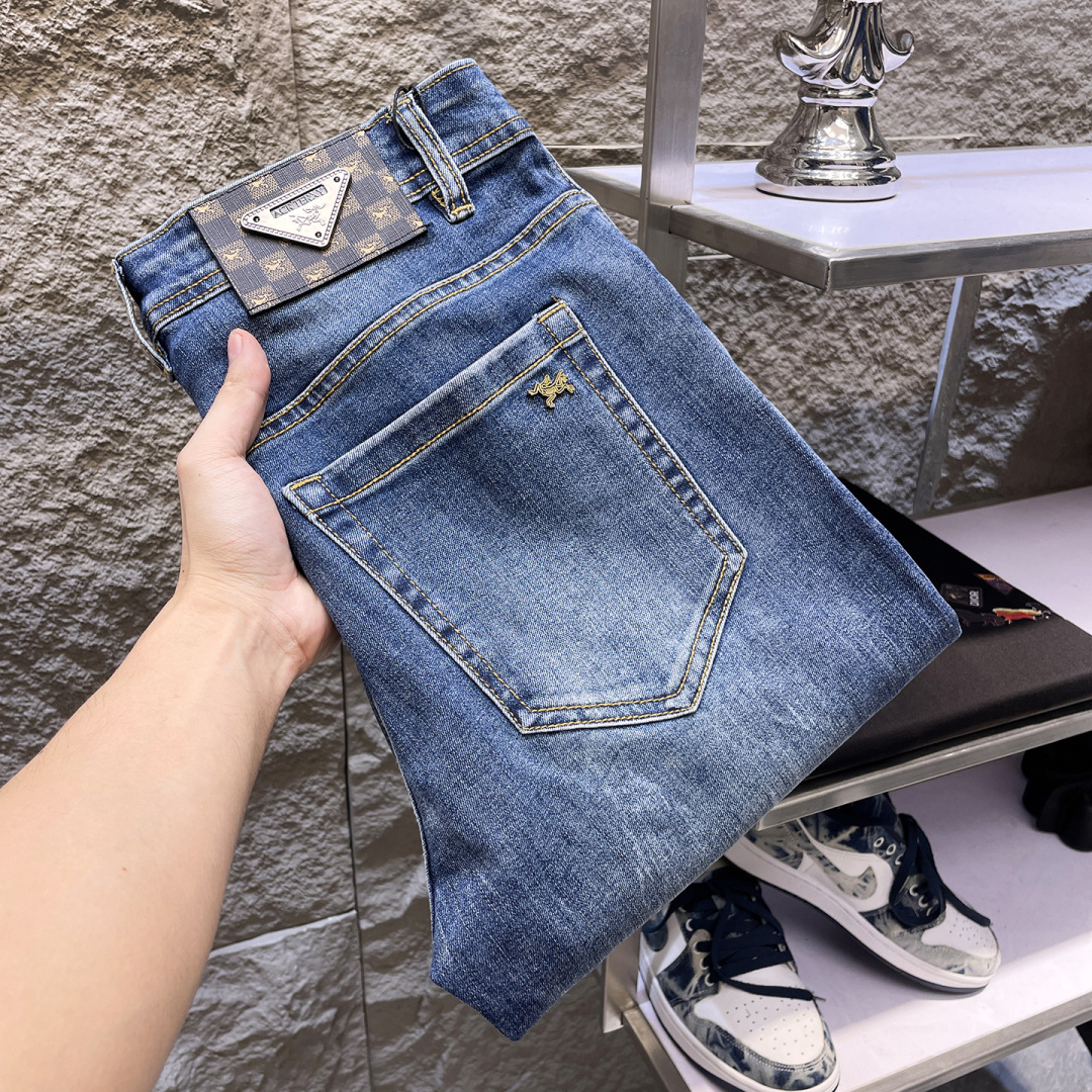 NO:777204,Arc'teryx men's denim jeans, official album and poster wear style!  High-grade imported denim raw color fabrics are supplied to customers, and the pure 13oz denim fabrics from Okayama, Japan are specially selected. Heavy-duty environmentally friendly plant enzyme washing process is used. The texture has a light retro color, which is quite beautiful and is very suitable for autumn and winter color matching. The fabric is soft and delicate after washing, but has strong bones and a slight stretch, providing an excellent comfortable experience. There is no damage from any technological elements throughout the body, retaining the purest tannin color!  The details throughout the body are perfect, exquisite and sophisticated. The latest leather label on the waist highlights the brand's characteristics. The hardware accessories, leather label and wiring all reflect the craftsmanship!  The silhouette is perfectly tailored and has excellent butt lift and slimming effect. It can be easily matched with any top in the wardrobe. It has wide compatibility and is suitable for various daily wear. The upper body is full of style. It is a must-have trousers for those who are obsessed with quality control and 1V!  Size 29-38 (not 35.37),arc'teryx,jeans,19860909始祖鸟 男士丹宁牛仔裤,官宣画册海报穿搭款！ 客供高级进口的丹宁原色面料,特选日本冈山纯正13oz 盎司牛仔布料,重磅环保植物酵素水洗工艺,肌理有着淡淡的复古色彩,相当漂亮,极符合秋冬的配色,面料经过水洗后柔软细腻,但筋骨感极强,且略带弹力,提供了绝佳的舒适体验,通身无任何工艺元素破坏,保留了最纯粹的丹宁本色！通身细节完美如斯,精湛且考究,最新的腰部皮标彰显了品牌特质,五金配件、皮标、走线无不体现出匠心工艺！版型剪裁完美,提臀修身效果绝佳,可轻松横扫衣橱任何的上装搭配,兼容性广泛,满足于日常各种穿搭,上身型款十足,于品质控及1V迷控者必入型裤装！ 尺码29—38（没35.37）,arc'teryx,jeans,,Men's clothing