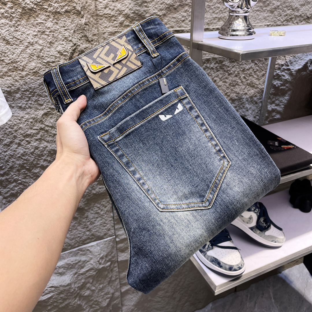 NO:777208,FENDI Fendi Men's Denim Jeans, Official Announcement Album and Poster Style!  High-grade imported denim raw color fabrics are supplied to customers, and the pure 13oz denim fabrics from Okayama, Japan are specially selected. Heavy-duty environmentally friendly plant enzyme washing process is used. The texture has a light retro color, which is quite beautiful and is very suitable for autumn and winter color matching. The fabric is soft and delicate after washing, but has strong bones and a slight stretch, providing an excellent comfortable experience. There is no damage from any technological elements throughout the body, retaining the purest tannin color!  The details throughout the body are perfect, exquisite and sophisticated. The latest leather label on the waist highlights the brand's characteristics. The hardware accessories, leather label and wiring all reflect the craftsmanship!  The silhouette is perfectly tailored and has excellent butt lift and slimming effect. It can be easily matched with any top in the wardrobe. It has wide compatibility and is suitable for various daily wear. The upper body is full of style. It is a must-have trousers for those who are obsessed with quality control and 1V!  Sizes 29-38 (not 35.37),,fendi,fendi,jeans,19860909FENDI 芬迪 男士丹宁牛仔裤,官宣画册海报穿搭款！ 客供高级进口的丹宁原色面料,特选日本冈山纯正13oz 盎司牛仔布料,重磅环保植物酵素水洗工艺,肌理有着淡淡的复古色彩,相当漂亮,极符合秋冬的配色,面料经过水洗后柔软细腻,但筋骨感极强,且略带弹力,提供了绝佳的舒适体验,通身无任何工艺元素破坏,保留了最纯粹的丹宁本色！通身细节完美如斯,精湛且考究,最新的腰部皮标彰显了品牌特质,五金配件、皮标、走线无不体现出匠心工艺！版型剪裁完美,提臀修身效果绝佳,可轻松横扫衣橱任何的上装搭配,兼容性广泛,满足于日常各种穿搭,上身型款十足,于品质控及1V迷控者必入型裤装！ 尺码29—38（没35.37）,,fendi,fendi,jeans,,Men's clothing