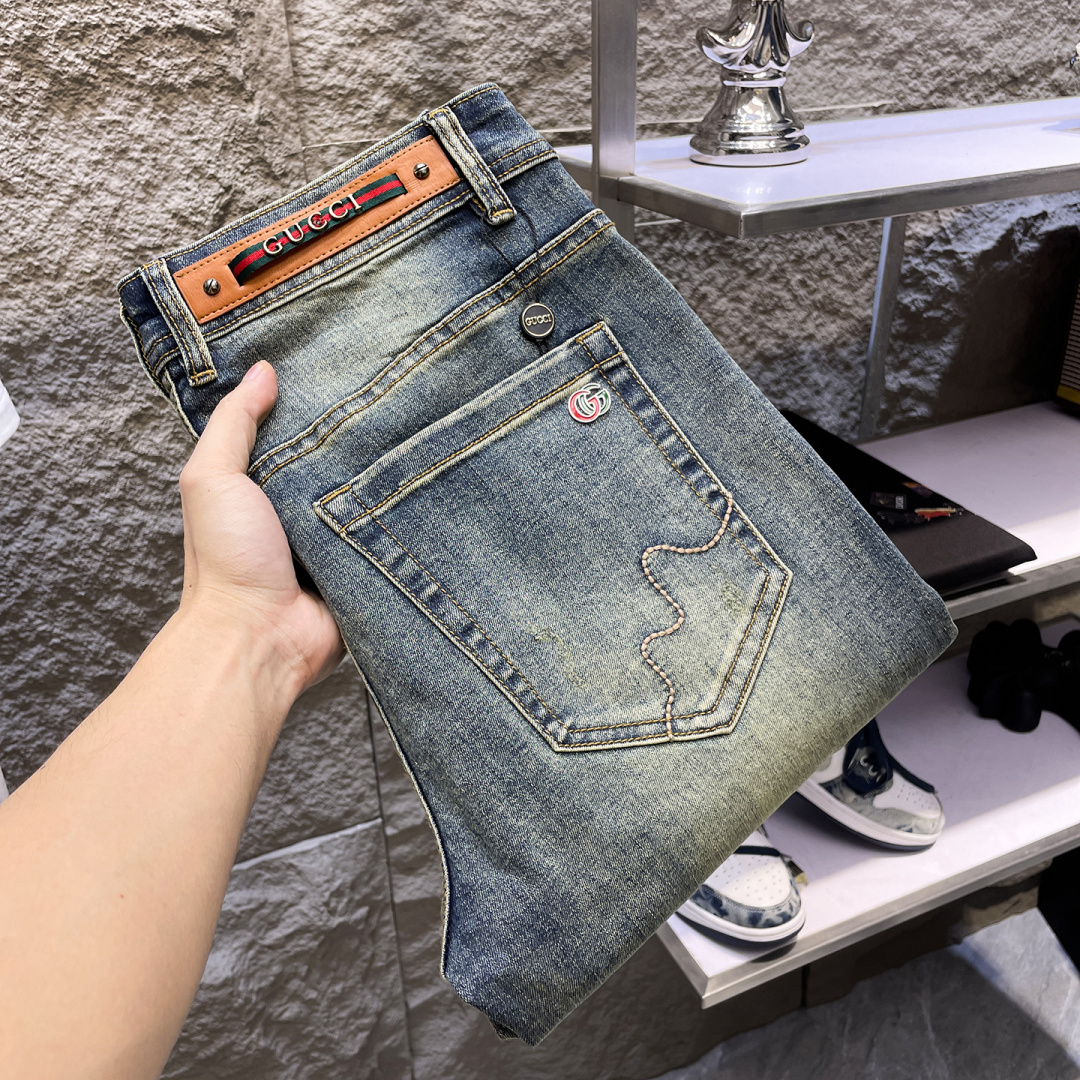 NO:777212,GUCCI men's denim jeans, official album and poster outfit style!  High-grade imported denim raw color fabrics are supplied to customers, and the pure 13oz denim fabrics from Okayama, Japan are specially selected. Heavy-duty environmentally friendly plant enzyme washing process is used. The texture has a light retro color, which is quite beautiful and is very suitable for autumn and winter color matching. The fabric is soft and delicate after washing, but has strong bones and a slight stretch, providing an excellent comfortable experience. There is no damage from any technological elements throughout the body, retaining the purest tannin color!  The details throughout the body are perfect, exquisite and sophisticated. The latest leather label on the waist highlights the brand's characteristics. The hardware accessories, leather label and wiring all reflect the craftsmanship!  The silhouette is perfectly tailored and has excellent butt lift and slimming effect. It can be easily matched with any top in the wardrobe. It has wide compatibility and is suitable for various daily wear. The upper body is full of style. It is a must-have trousers for those who are obsessed with quality control and 1V!  Size 29-38 (not 35.37),,gucci,jeans,19860909GUCCI 古奇 男士丹宁牛仔裤,官宣画册海报穿搭款！ 客供高级进口的丹宁原色面料,特选日本冈山纯正13oz 盎司牛仔布料,重磅环保植物酵素水洗工艺,肌理有着淡淡的复古色彩,相当漂亮,极符合秋冬的配色,面料经过水洗后柔软细腻,但筋骨感极强,且略带弹力,提供了绝佳的舒适体验,通身无任何工艺元素破坏,保留了最纯粹的丹宁本色！通身细节完美如斯,精湛且考究,最新的腰部皮标彰显了品牌特质,五金配件、皮标、走线无不体现出匠心工艺！版型剪裁完美,提臀修身效果绝佳,可轻松横扫衣橱任何的上装搭配,兼容性广泛,满足于日常各种穿搭,上身型款十足,于品质控及1V迷控者必入型裤装！ 尺码29—38（没35.37）,,gucci,jeans,,Men's clothing