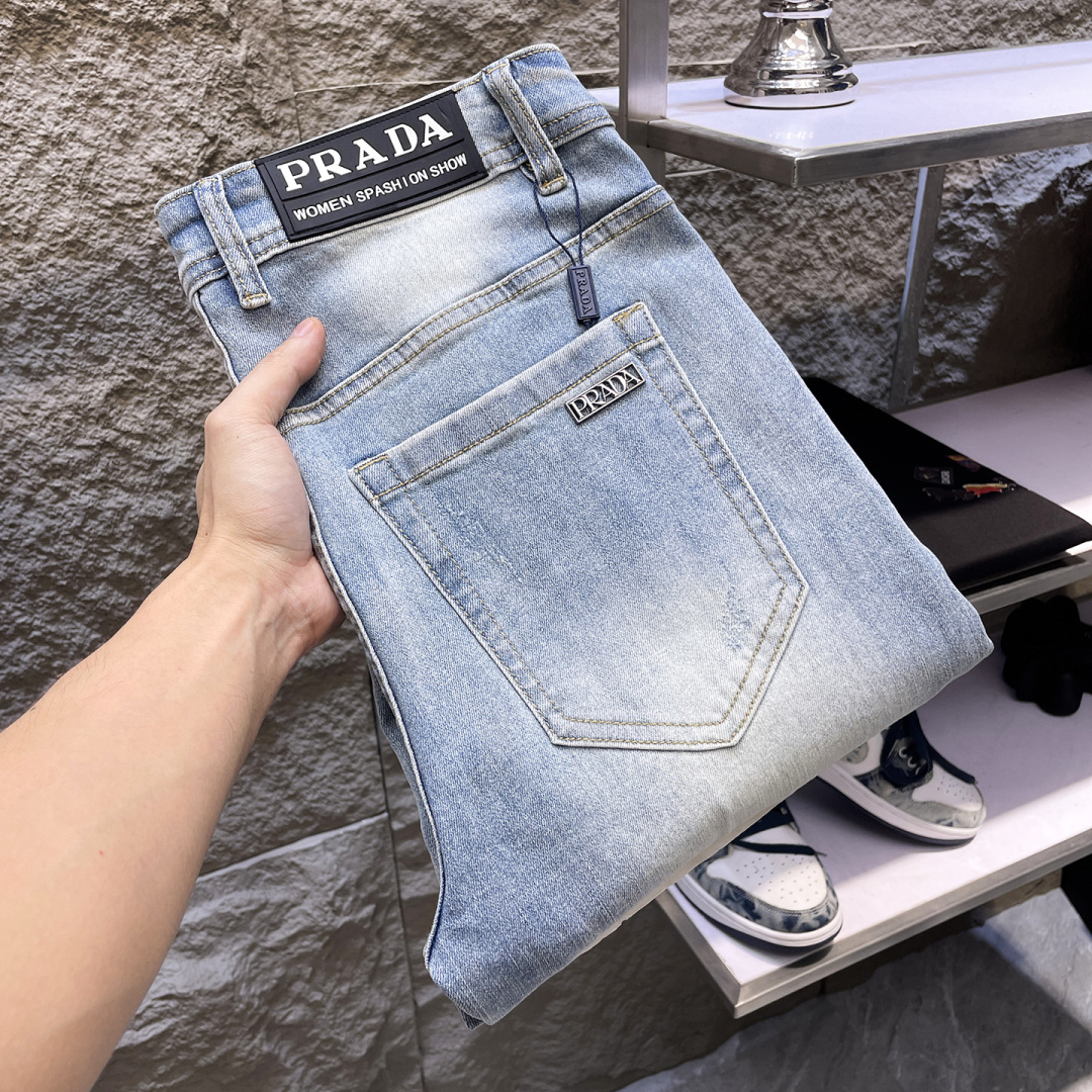 NO:777216,PRADA Men's denim jeans, official album and poster outfit!  High-grade imported denim raw color fabrics are supplied to customers, and the pure 13oz denim fabrics from Okayama, Japan are specially selected. Heavy-duty environmentally friendly plant enzyme washing process is used. The texture has a light retro color, which is quite beautiful and is very suitable for autumn and winter color matching. The fabric is soft and delicate after washing, but has strong bones and a slight stretch, providing an excellent comfortable experience. There is no damage from any technological elements throughout the body, retaining the purest tannin color!  The details throughout the body are perfect, exquisite and sophisticated. The latest leather label on the waist highlights the brand's characteristics. The hardware accessories, leather label and wiring all reflect the craftsmanship!  The silhouette is perfectly tailored and has excellent butt lift and slimming effect. It can be easily matched with any top in the wardrobe. It has wide compatibility and is suitable for various daily wear. The upper body is full of style. It is a must-have trousers for those who are obsessed with quality control and 1V!  Size 29-38 (not 35.37),, prada, prada, jeans,19860909PRADA 普拉达 男士丹宁牛仔裤,官宣画册海报穿搭款！ 客供高级进口的丹宁原色面料,特选日本冈山纯正13oz 盎司牛仔布料,重磅环保植物酵素水洗工艺,肌理有着淡淡的复古色彩,相当漂亮,极符合秋冬的配色,面料经过水洗后柔软细腻,但筋骨感极强,且略带弹力,提供了绝佳的舒适体验,通身无任何工艺元素破坏,保留了最纯粹的丹宁本色！通身细节完美如斯,精湛且考究,最新的腰部皮标彰显了品牌特质,五金配件、皮标、走线无不体现出匠心工艺！版型剪裁完美,提臀修身效果绝佳,可轻松横扫衣橱任何的上装搭配,兼容性广泛,满足于日常各种穿搭,上身型款十足,于品质控及1V迷控者必入型裤装！ 尺码29—38（没35.37）,,prada,prada,jeans,,Men's clothing