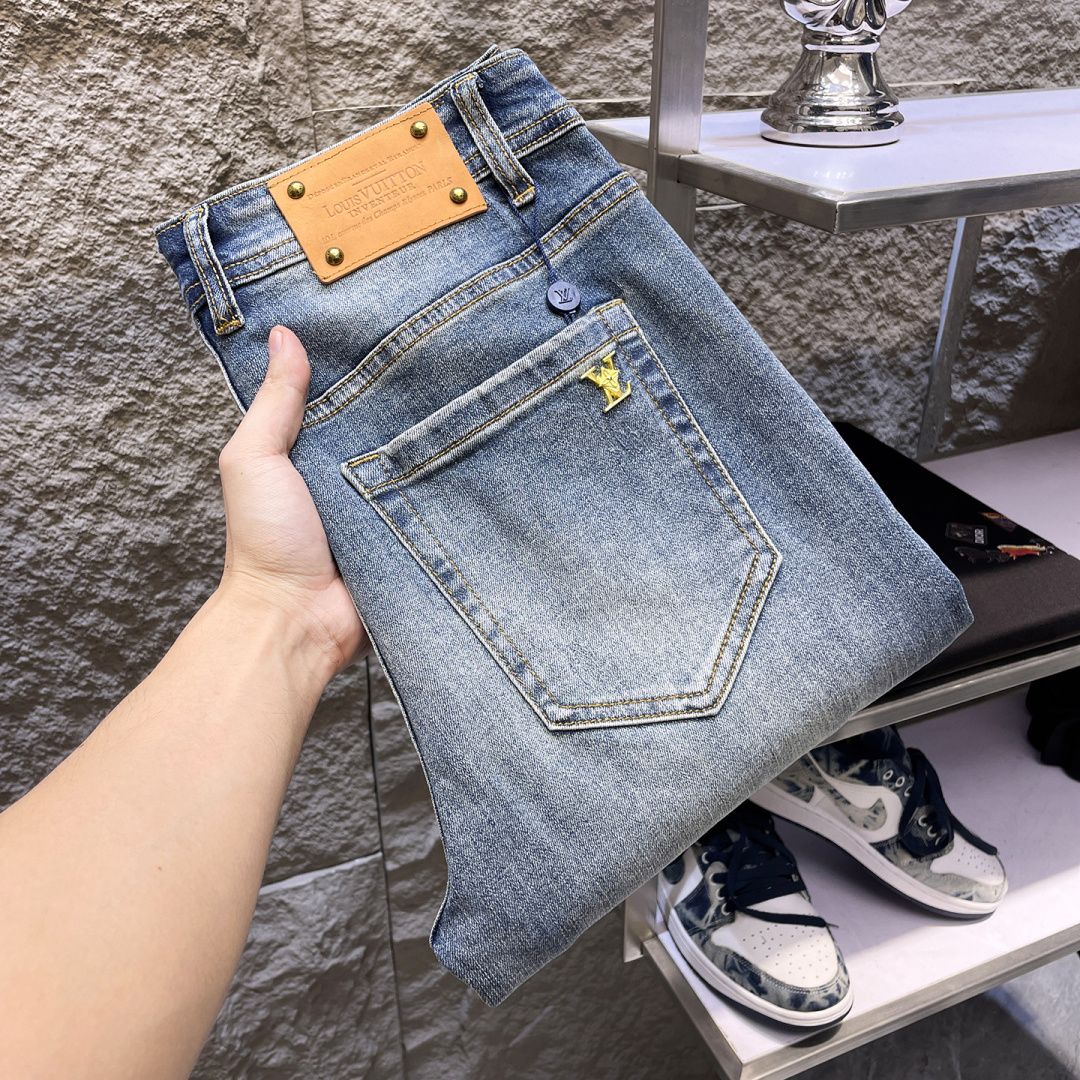 NO:777220,LV men's denim jeans, official album and poster outfit style!  High-grade imported denim raw color fabrics are supplied to customers, and the pure 13oz denim fabrics from Okayama, Japan are specially selected. Heavy-duty environmentally friendly plant enzyme washing process is used. The texture has a light retro color, which is quite beautiful and is very suitable for autumn and winter color matching. The fabric is soft and delicate after washing, but has strong bones and a slight stretch, providing an excellent comfortable experience. There is no damage from any technological elements throughout the body, retaining the purest tannin color!  The details throughout the body are perfect, exquisite and sophisticated. The latest leather label on the waist highlights the brand's characteristics. The hardware accessories, leather label and wiring all reflect the craftsmanship!  The silhouette is perfectly tailored and has excellent butt lift and slimming effect. It can be easily matched with any top in the wardrobe. It has wide compatibility and is suitable for various daily wear. The upper body is full of style. It is a must-have trousers for those who are obsessed with quality control and 1V!  Size 29-38 (not 35.37),,louis vuitton,jeans,19860909LV 男士丹宁牛仔裤,官宣画册海报穿搭款！ 客供高级进口的丹宁原色面料,特选日本冈山纯正13oz 盎司牛仔布料,重磅环保植物酵素水洗工艺,肌理有着淡淡的复古色彩,相当漂亮,极符合秋冬的配色,面料经过水洗后柔软细腻,但筋骨感极强,且略带弹力,提供了绝佳的舒适体验,通身无任何工艺元素破坏,保留了最纯粹的丹宁本色！通身细节完美如斯,精湛且考究,最新的腰部皮标彰显了品牌特质,五金配件、皮标、走线无不体现出匠心工艺！版型剪裁完美,提臀修身效果绝佳,可轻松横扫衣橱任何的上装搭配,兼容性广泛,满足于日常各种穿搭,上身型款十足,于品质控及1V迷控者必入型裤装！ 尺码29—38（没35.37）,,louis vuitton,jeans,,Men's clothing