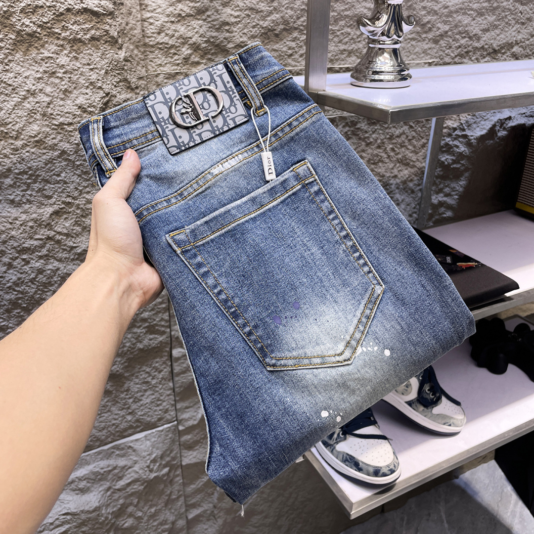 NO:777223,Dior men's denim jeans, official album and poster style!  High-grade imported denim raw color fabrics are supplied to customers, and the pure 13oz denim fabrics from Okayama, Japan are specially selected. Heavy-duty environmentally friendly plant enzyme washing process is used. The texture has a light retro color, which is quite beautiful and is very suitable for autumn and winter color matching. The fabric is soft and delicate after washing, but has strong bones and a slight stretch, providing an excellent comfortable experience. There is no damage from any technological elements throughout the body, retaining the purest tannin color!  The details throughout the body are perfect, exquisite and sophisticated. The latest leather label on the waist highlights the brand's characteristics. The hardware accessories, leather label and wiring all reflect the craftsmanship!  The silhouette is perfectly tailored and has excellent butt lift and slimming effect. It can be easily matched with any top in the wardrobe. It has wide compatibility and is suitable for various daily wear. The upper body is full of style. It is a must-have trousers for those who are obsessed with quality control and 1V!  Size 29-38 (not 35.37), dior, dior, jeans,19860909Dior 迪奥 男士丹宁牛仔裤,官宣画册海报穿搭款！ 客供高级进口的丹宁原色面料,特选日本冈山纯正13oz 盎司牛仔布料,重磅环保植物酵素水洗工艺,肌理有着淡淡的复古色彩,相当漂亮,极符合秋冬的配色,面料经过水洗后柔软细腻,但筋骨感极强,且略带弹力,提供了绝佳的舒适体验,通身无任何工艺元素破坏,保留了最纯粹的丹宁本色！通身细节完美如斯,精湛且考究,最新的腰部皮标彰显了品牌特质,五金配件、皮标、走线无不体现出匠心工艺！版型剪裁完美,提臀修身效果绝佳,可轻松横扫衣橱任何的上装搭配,兼容性广泛,满足于日常各种穿搭,上身型款十足,于品质控及1V迷控者必入型裤装！ 尺码29—38（没35.37）,,dior,dior,jeans,,Men's clothing