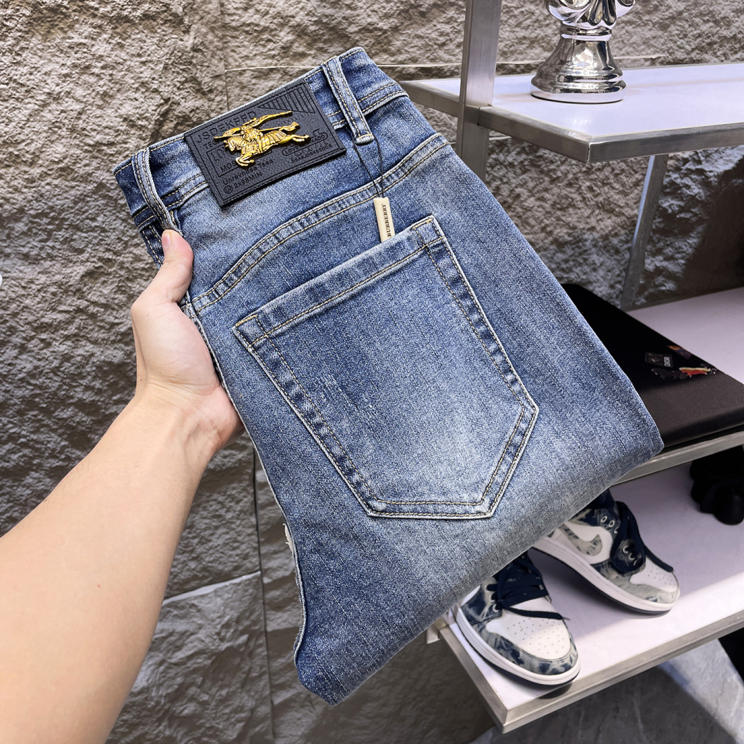 NO:777227,Burberry men's denim jeans, official album and poster outfit style!  High-grade imported denim raw color fabrics are supplied to customers, and the pure 13oz denim fabrics from Okayama, Japan are specially selected. Heavy-duty environmentally friendly plant enzyme washing process is used. The texture has a light retro color, which is quite beautiful and is very suitable for autumn and winter color matching. The fabric is soft and delicate after washing, but has strong bones and a slight stretch, providing an excellent comfortable experience. There is no damage from any technological elements throughout the body, retaining the purest tannin color!  The details throughout the body are perfect, exquisite and sophisticated. The latest leather label on the waist highlights the brand's characteristics. The hardware accessories, leather label and wiring all reflect the craftsmanship!  The silhouette is perfectly tailored and has excellent butt lift and slimming effect. It can be easily matched with any top in the wardrobe. It has wide compatibility and is suitable for various daily wear. The upper body is full of style. It is a must-have trousers for those who are obsessed with quality control and 1V!  Size 29-38 (not 35.37),,burberry,burberry,jeans,19860909Burberry 巴宝莉 男士丹宁牛仔裤,官宣画册海报穿搭款！ 客供高级进口的丹宁原色面料,特选日本冈山纯正13oz 盎司牛仔布料,重磅环保植物酵素水洗工艺,肌理有着淡淡的复古色彩,相当漂亮,极符合秋冬的配色,面料经过水洗后柔软细腻,但筋骨感极强,且略带弹力,提供了绝佳的舒适体验,通身无任何工艺元素破坏,保留了最纯粹的丹宁本色！通身细节完美如斯,精湛且考究,最新的腰部皮标彰显了品牌特质,五金配件、皮标、走线无不体现出匠心工艺！版型剪裁完美,提臀修身效果绝佳,可轻松横扫衣橱任何的上装搭配,兼容性广泛,满足于日常各种穿搭,上身型款十足,于品质控及1V迷控者必入型裤装！ 尺码29—38（没35.37）,,burberry,burberry,jeans,,Men's clothing