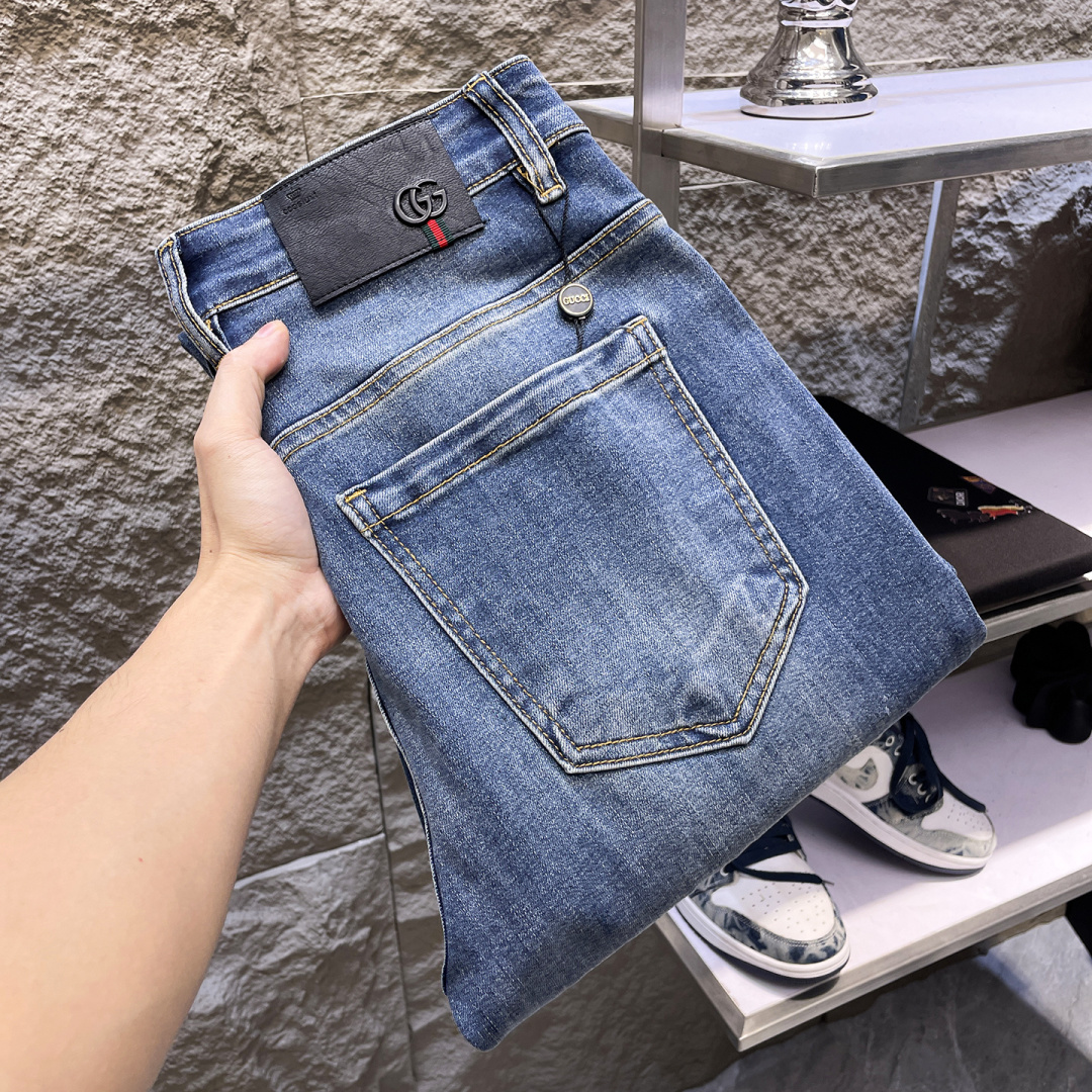 NO:777231,GUCCI men's denim jeans, official album and poster outfit style!  High-grade imported denim raw color fabrics are supplied to customers, and the pure 13oz denim fabrics from Okayama, Japan are specially selected. Heavy-duty environmentally friendly plant enzyme washing process is used. The texture has a light retro color, which is quite beautiful and is very suitable for autumn and winter color matching. The fabric is soft and delicate after washing, but has strong bones and a slight stretch, providing an excellent comfortable experience. There is no damage from any technological elements throughout the body, retaining the purest tannin color!  The details throughout the body are perfect, exquisite and sophisticated. The latest leather label on the waist highlights the brand's characteristics. The hardware accessories, leather label and wiring all reflect the craftsmanship!  The silhouette is perfectly tailored and has excellent butt lift and slimming effect. It can be easily matched with any top in the wardrobe. It has wide compatibility and is suitable for various daily wear. The upper body is full of style. It is a must-have trousers for those who are obsessed with quality control and 1V!  Size 29-38 (not 35.37),,gucci,jeans,19860909GUCCI 古奇 男士丹宁牛仔裤,官宣画册海报穿搭款！ 客供高级进口的丹宁原色面料,特选日本冈山纯正13oz 盎司牛仔布料,重磅环保植物酵素水洗工艺,肌理有着淡淡的复古色彩,相当漂亮,极符合秋冬的配色,面料经过水洗后柔软细腻,但筋骨感极强,且略带弹力,提供了绝佳的舒适体验,通身无任何工艺元素破坏,保留了最纯粹的丹宁本色！通身细节完美如斯,精湛且考究,最新的腰部皮标彰显了品牌特质,五金配件、皮标、走线无不体现出匠心工艺！版型剪裁完美,提臀修身效果绝佳,可轻松横扫衣橱任何的上装搭配,兼容性广泛,满足于日常各种穿搭,上身型款十足,于品质控及1V迷控者必入型裤装！ 尺码29—38（没35.37）,,gucci,jeans,,Men's clothing