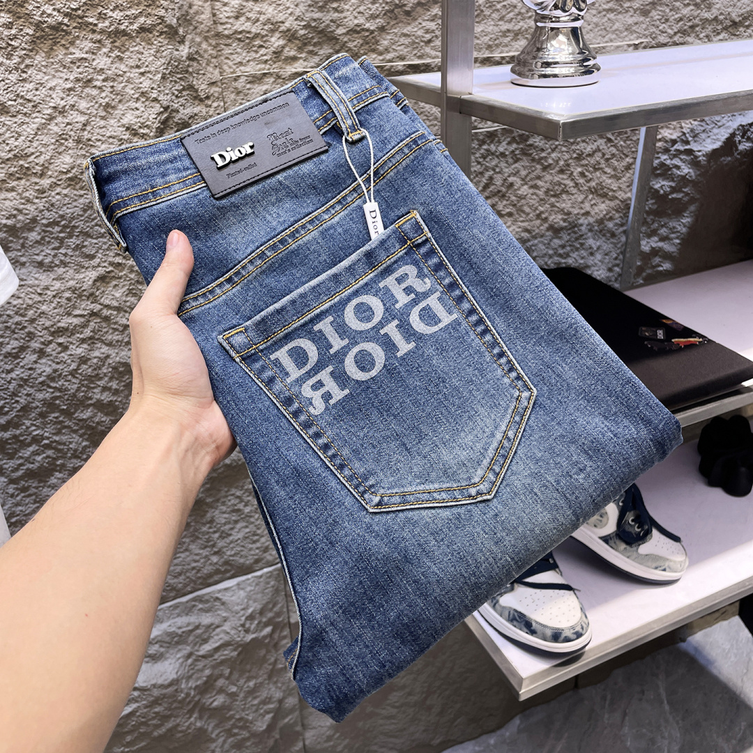 NO:777233,Dior men's denim jeans, official album and poster style!  High-grade imported denim raw color fabrics are supplied to customers, and the pure 13oz denim fabrics from Okayama, Japan are specially selected. Heavy-duty environmentally friendly plant enzyme washing process is used. The texture has a light retro color, which is quite beautiful and is very suitable for autumn and winter color matching. The fabric is soft and delicate after washing, but has strong bones and a slight stretch, providing an excellent comfortable experience. There is no damage from any technological elements throughout the body, retaining the purest tannin color!  The details throughout the body are perfect, exquisite and sophisticated. The latest leather label on the waist highlights the brand's characteristics. The hardware accessories, leather label and wiring all reflect the craftsmanship!  The silhouette is perfectly tailored and has excellent butt lift and slimming effect. It can be easily matched with any top in the wardrobe. It has wide compatibility and is suitable for various daily wear. The upper body is full of style. It is a must-have trousers for those who are obsessed with quality control and 1V!  Size 29-38 (not 35.37), dior, dior, jeans,19860909Dior 迪奥 男士丹宁牛仔裤,官宣画册海报穿搭款！ 客供高级进口的丹宁原色面料,特选日本冈山纯正13oz 盎司牛仔布料,重磅环保植物酵素水洗工艺,肌理有着淡淡的复古色彩,相当漂亮,极符合秋冬的配色,面料经过水洗后柔软细腻,但筋骨感极强,且略带弹力,提供了绝佳的舒适体验,通身无任何工艺元素破坏,保留了最纯粹的丹宁本色！通身细节完美如斯,精湛且考究,最新的腰部皮标彰显了品牌特质,五金配件、皮标、走线无不体现出匠心工艺！版型剪裁完美,提臀修身效果绝佳,可轻松横扫衣橱任何的上装搭配,兼容性广泛,满足于日常各种穿搭,上身型款十足,于品质控及1V迷控者必入型裤装！ 尺码29—38（没35.37）,,dior,dior,jeans,,Men's clothing