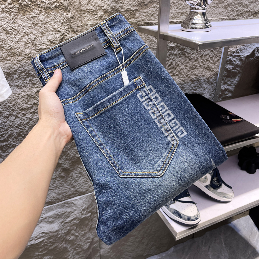 NO:837071,Givenchy men's denim jeans, official album and poster outfit style!  High-grade imported denim raw color fabrics are supplied to customers, and the pure 13oz denim fabrics from Okayama, Japan are specially selected. Heavy-duty environmentally friendly plant enzyme washing process is used. The texture has a light retro color, which is quite beautiful and is very suitable for autumn and winter color matching. The fabric is soft and delicate after washing, but has strong bones and a slight stretch, providing an excellent comfortable experience. There is no damage from any technological elements throughout the body, retaining the purest tannin color!  The details throughout the body are perfect, exquisite and sophisticated. The latest leather label on the waist highlights the brand's characteristics. The hardware accessories, leather label and wiring all reflect the craftsmanship!  The silhouette is perfectly tailored and has excellent butt lift and slimming effect. It can be easily matched with any top in the wardrobe. It has wide compatibility and is suitable for various daily wear. The upper body is full of style. It is a must-have trousers for those who are obsessed with quality control and 1V!  Size 29-38 (not 35.37),,givenchy,jeans,19860909纪梵希 男士丹宁牛仔裤,官宣画册海报穿搭款！ 客供高级进口的丹宁原色面料,特选日本冈山纯正13oz 盎司牛仔布料,重磅环保植物酵素水洗工艺,肌理有着淡淡的复古色彩,相当漂亮,极符合秋冬的配色,面料经过水洗后柔软细腻,但筋骨感极强,且略带弹力,提供了绝佳的舒适体验,通身无任何工艺元素破坏,保留了最纯粹的丹宁本色！通身细节完美如斯,精湛且考究,最新的腰部皮标彰显了品牌特质,五金配件、皮标、走线无不体现出匠心工艺！版型剪裁完美,提臀修身效果绝佳,可轻松横扫衣橱任何的上装搭配,兼容性广泛,满足于日常各种穿搭,上身型款十足,于品质控及1V迷控者必入型裤装！ 尺码29—38（没35.37）,,givenchy,jeans,,Men's clothing