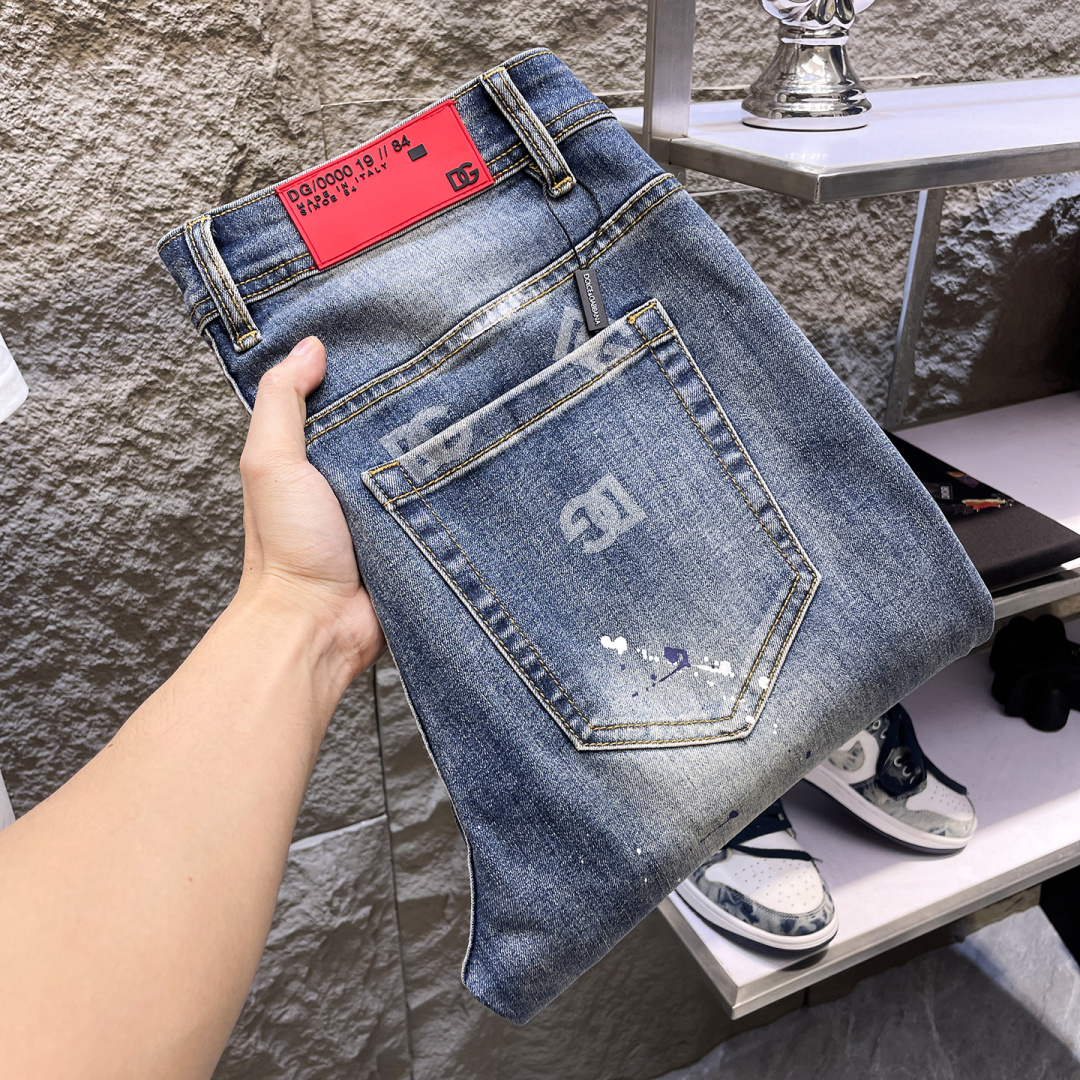 NO:837062,DG men's denim jeans, official album and poster outfit style!  High-grade imported denim raw color fabrics are supplied to customers, and the pure 13oz denim fabrics from Okayama, Japan are specially selected. Heavy-duty environmentally friendly plant enzyme washing process is used. The texture has a light retro color, which is quite beautiful and is very suitable for autumn and winter color matching. The fabric is soft and delicate after washing, but has strong bones and a slight stretch, providing an excellent comfortable experience. There is no damage from any technological elements throughout the body, retaining the purest tannin color!  The details throughout the body are perfect, exquisite and sophisticated. The latest leather label on the waist highlights the brand's characteristics. The hardware accessories, leather label and wiring all reflect the craftsmanship!  The silhouette is perfectly tailored and has excellent butt lift and slimming effect. It can be easily matched with any top in the wardrobe. It has wide compatibility and is suitable for various daily wear. The upper body is full of style. It is a must-have trousers for those who are obsessed with quality control and 1V!  Size 29-38 (not 35.37),,jeans,19860909DG 男士丹宁牛仔裤,官宣画册海报穿搭款！ 客供高级进口的丹宁原色面料,特选日本冈山纯正13oz 盎司牛仔布料,重磅环保植物酵素水洗工艺,肌理有着淡淡的复古色彩,相当漂亮,极符合秋冬的配色,面料经过水洗后柔软细腻,但筋骨感极强,且略带弹力,提供了绝佳的舒适体验,通身无任何工艺元素破坏,保留了最纯粹的丹宁本色！通身细节完美如斯,精湛且考究,最新的腰部皮标彰显了品牌特质,五金配件、皮标、走线无不体现出匠心工艺！版型剪裁完美,提臀修身效果绝佳,可轻松横扫衣橱任何的上装搭配,兼容性广泛,满足于日常各种穿搭,上身型款十足,于品质控及1V迷控者必入型裤装！ 尺码29—38（没35.37）,,jeans,,Men's clothing