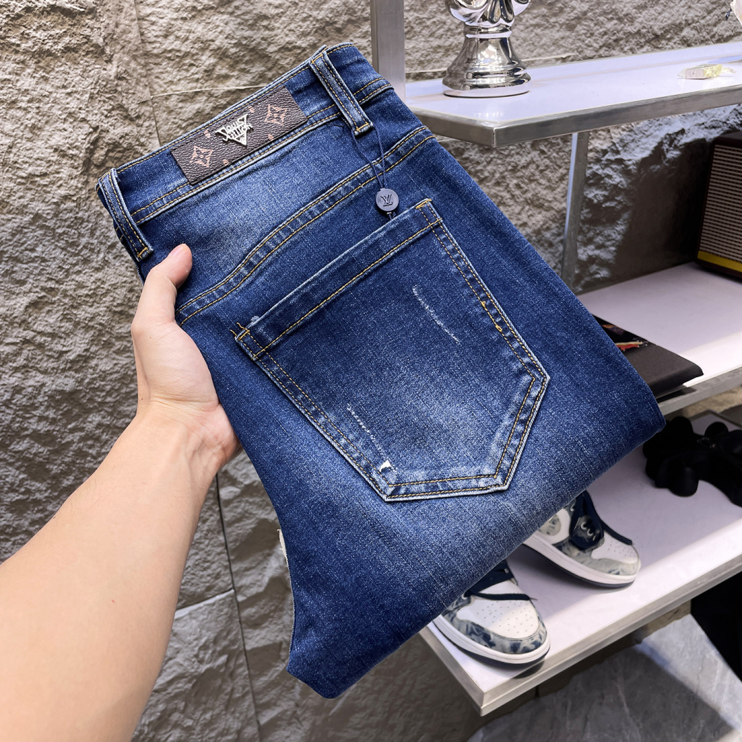 NO:837058,LV men's denim jeans, official album and poster outfit style!  High-grade imported denim raw color fabrics are supplied to customers, and the pure 13oz denim fabrics from Okayama, Japan are specially selected. Heavy-duty environmentally friendly plant enzyme washing process is used. The texture has a light retro color, which is quite beautiful and is very suitable for autumn and winter color matching. The fabric is soft and delicate after washing, but has strong bones and a slight stretch, providing an excellent comfortable experience. There is no damage from any technological elements throughout the body, retaining the purest tannin color!  The details throughout the body are perfect, exquisite and sophisticated. The latest leather label on the waist highlights the brand's characteristics. The hardware accessories, leather label and wiring all reflect the craftsmanship!  The silhouette is perfectly tailored and has excellent butt lift and slimming effect. It can be easily matched with any top in the wardrobe. It has wide compatibility and is suitable for various daily wear. The upper body is full of style. It is a must-have trousers for those who are obsessed with quality control and 1V!  Size 29-38 (not 35.37),,louis vuitton,jeans,19860909LV 男士丹宁牛仔裤,官宣画册海报穿搭款！ 客供高级进口的丹宁原色面料,特选日本冈山纯正13oz 盎司牛仔布料,重磅环保植物酵素水洗工艺,肌理有着淡淡的复古色彩,相当漂亮,极符合秋冬的配色,面料经过水洗后柔软细腻,但筋骨感极强,且略带弹力,提供了绝佳的舒适体验,通身无任何工艺元素破坏,保留了最纯粹的丹宁本色！通身细节完美如斯,精湛且考究,最新的腰部皮标彰显了品牌特质,五金配件、皮标、走线无不体现出匠心工艺！版型剪裁完美,提臀修身效果绝佳,可轻松横扫衣橱任何的上装搭配,兼容性广泛,满足于日常各种穿搭,上身型款十足,于品质控及1V迷控者必入型裤装！ 尺码29—38（没35.37）,,louis vuitton,jeans,,Men's clothing