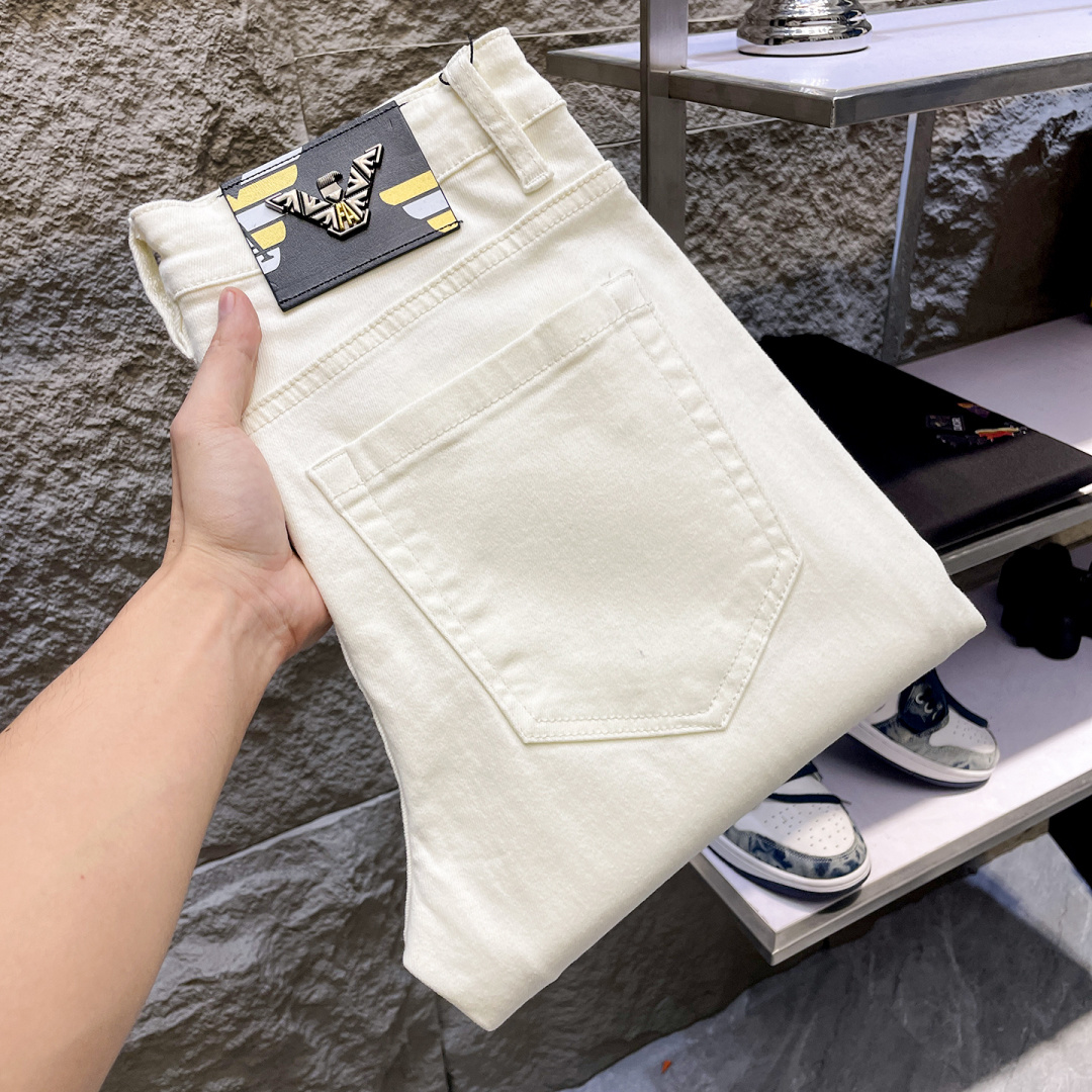 NO:866157,Armani Armani men's denim jeans, official album and poster wear style!  High-grade imported denim raw color fabrics are supplied to customers, and the pure 13oz denim fabrics from Okayama, Japan are specially selected. Heavy-duty environmentally friendly plant enzyme washing process is used. The texture has a light retro color, which is quite beautiful and is very suitable for autumn and winter color matching. The fabric is soft and delicate after washing, but has strong bones and a slight stretch, providing an excellent comfortable experience. There is no damage from any technological elements throughout the body, retaining the purest tannin color!  The details throughout the body are perfect, exquisite and sophisticated. The latest leather label on the waist highlights the brand's characteristics. The hardware accessories, leather label and wiring all reflect the craftsmanship!  The silhouette is perfectly tailored and has excellent butt lift and slimming effect. It can be easily matched with any top in the wardrobe. It has wide compatibility and is suitable for various daily wear. The upper body is full of style. It is a must-have trousers for those who are obsessed with quality control and 1V!  Size 29-38 (not 35.37),,armani,armani,jeans,19860909Armani 阿玛尼 男士丹宁牛仔裤,官宣画册海报穿搭款！ 客供高级进口的丹宁原色面料,特选日本冈山纯正13oz 盎司牛仔布料,重磅环保植物酵素水洗工艺,肌理有着淡淡的复古色彩,相当漂亮,极符合秋冬的配色,面料经过水洗后柔软细腻,但筋骨感极强,且略带弹力,提供了绝佳的舒适体验,通身无任何工艺元素破坏,保留了最纯粹的丹宁本色！通身细节完美如斯,精湛且考究,最新的腰部皮标彰显了品牌特质,五金配件、皮标、走线无不体现出匠心工艺！版型剪裁完美,提臀修身效果绝佳,可轻松横扫衣橱任何的上装搭配,兼容性广泛,满足于日常各种穿搭,上身型款十足,于品质控及1V迷控者必入型裤装！ 尺码29—38（没35.37）,,armani,armani,jeans,,Men's clothing