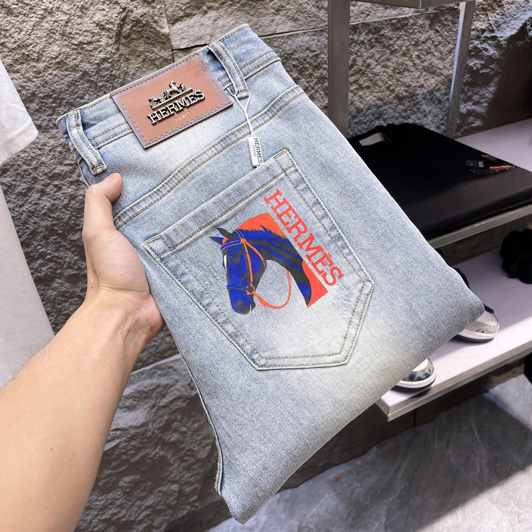 NO:866168,Hermès men's denim jeans, official album and poster outfit style!  High-grade imported denim raw color fabrics are supplied to customers, and the pure 13oz denim fabrics from Okayama, Japan are specially selected. Heavy-duty environmentally friendly plant enzyme washing process is used. The texture has a light retro color, which is quite beautiful and is very suitable for autumn and winter color matching. The fabric is soft and delicate after washing, but has strong bones and a slight stretch, providing an excellent comfortable experience. There is no damage from any technological elements throughout the body, retaining the purest tannin color!  The details throughout the body are perfect, exquisite and sophisticated. The latest leather label on the waist highlights the brand's characteristics. The hardware accessories, leather label and wiring all reflect the craftsmanship!  The silhouette is perfectly tailored and has excellent butt lift and slimming effect. It can be easily matched with any top in the wardrobe. It has wide compatibility and is suitable for various daily wear. The upper body is full of style. It is a must-have trousers for those who are obsessed with quality control and 1V!  Size 29-38 (not 35.37),,hermes,jeans,19860909爱马仕 男士丹宁牛仔裤,官宣画册海报穿搭款！ 客供高级进口的丹宁原色面料,特选日本冈山纯正13oz 盎司牛仔布料,重磅环保植物酵素水洗工艺,肌理有着淡淡的复古色彩,相当漂亮,极符合秋冬的配色,面料经过水洗后柔软细腻,但筋骨感极强,且略带弹力,提供了绝佳的舒适体验,通身无任何工艺元素破坏,保留了最纯粹的丹宁本色！通身细节完美如斯,精湛且考究,最新的腰部皮标彰显了品牌特质,五金配件、皮标、走线无不体现出匠心工艺！版型剪裁完美,提臀修身效果绝佳,可轻松横扫衣橱任何的上装搭配,兼容性广泛,满足于日常各种穿搭,上身型款十足,于品质控及1V迷控者必入型裤装！ 尺码29—38（没35.37）,,hermes,jeans,,Men's clothing