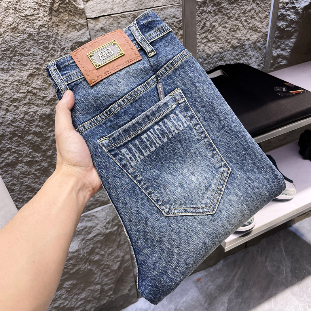 NO:866076,Balenciaga men's denim jeans, official album and poster outfit style!  High-grade imported denim raw color fabrics are supplied to customers, and the pure 13oz denim fabrics from Okayama, Japan are specially selected. Heavy-duty environmentally friendly plant enzyme washing process is used. The texture has a light retro color, which is quite beautiful and is very suitable for autumn and winter color matching. The fabric is soft and delicate after washing, but has strong bones and a slight stretch, providing an excellent comfortable experience. There is no damage from any technological elements throughout the body, retaining the purest tannin color!  The details throughout the body are perfect, exquisite and sophisticated. The latest leather label on the waist highlights the brand's characteristics. The hardware accessories, leather label and wiring all reflect the craftsmanship!  The silhouette is perfectly tailored and has excellent butt lift and slimming effect. It can be easily matched with any top in the wardrobe. It has wide compatibility and is suitable for various daily wear. The upper body is full of style. It is a must-have trousers for those who are obsessed with quality control and 1V!  Size 29-38 (not 35.37),,balenciaga,jeans,19860909巴黎世家 男士丹宁牛仔裤,官宣画册海报穿搭款！ 客供高级进口的丹宁原色面料,特选日本冈山纯正13oz 盎司牛仔布料,重磅环保植物酵素水洗工艺,肌理有着淡淡的复古色彩,相当漂亮,极符合秋冬的配色,面料经过水洗后柔软细腻,但筋骨感极强,且略带弹力,提供了绝佳的舒适体验,通身无任何工艺元素破坏,保留了最纯粹的丹宁本色！通身细节完美如斯,精湛且考究,最新的腰部皮标彰显了品牌特质,五金配件、皮标、走线无不体现出匠心工艺！版型剪裁完美,提臀修身效果绝佳,可轻松横扫衣橱任何的上装搭配,兼容性广泛,满足于日常各种穿搭,上身型款十足,于品质控及1V迷控者必入型裤装！ 尺码29—38（没35.37）,,balenciaga,jeans,,Men's clothing