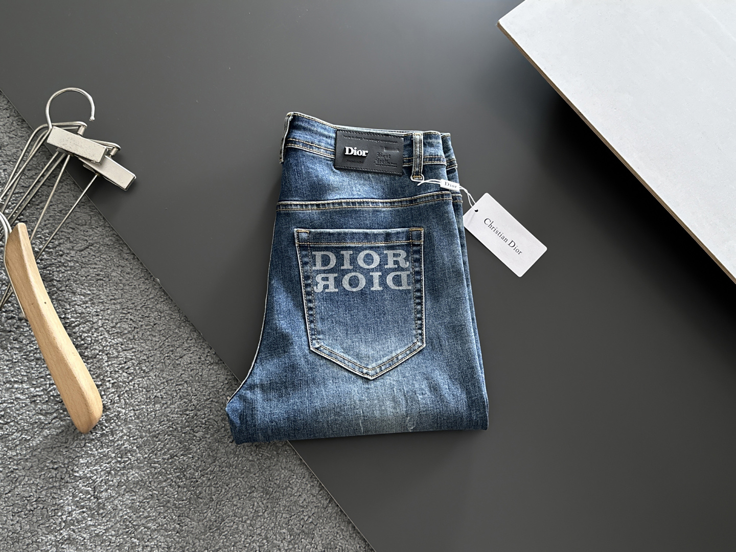 NO:877745,Dior men's denim jeans, official album and poster style!  High-grade imported denim raw color fabrics are supplied to customers, and the pure 13oz denim fabrics from Okayama, Japan are specially selected. Heavy-duty environmentally friendly plant enzyme washing process is used. The texture has a light retro color, which is quite beautiful and is very suitable for autumn and winter color matching. The fabric is soft and delicate after washing, but has strong bones and a slight stretch, providing an excellent comfortable experience. There is no damage from any technological elements throughout the body, retaining the purest tannin color!  The details throughout the body are perfect, exquisite and sophisticated. The latest leather label on the waist highlights the brand's characteristics. The hardware accessories, leather label and wiring all reflect the craftsmanship!  The silhouette is perfectly tailored and has excellent butt lift and slimming effect. It can be easily matched with any top in the wardrobe. It has wide compatibility and is suitable for various daily wear. The upper body is full of style. It is a must-have trousers for those who are obsessed with quality control and 1V!  Size 29-38 (not 35.37), dior, dior, jeans,19860909Dior 迪奥 男士丹宁牛仔裤,官宣画册海报穿搭款！ 客供高级进口的丹宁原色面料,特选日本冈山纯正13oz 盎司牛仔布料,重磅环保植物酵素水洗工艺,肌理有着淡淡的复古色彩,相当漂亮,极符合秋冬的配色,面料经过水洗后柔软细腻,但筋骨感极强,且略带弹力,提供了绝佳的舒适体验,通身无任何工艺元素破坏,保留了最纯粹的丹宁本色！通身细节完美如斯,精湛且考究,最新的腰部皮标彰显了品牌特质,五金配件、皮标、走线无不体现出匠心工艺！版型剪裁完美,提臀修身效果绝佳,可轻松横扫衣橱任何的上装搭配,兼容性广泛,满足于日常各种穿搭,上身型款十足,于品质控及1V迷控者必入型裤装！ 尺码29—38（没35.37）,,dior,dior,jeans,,Men's clothing