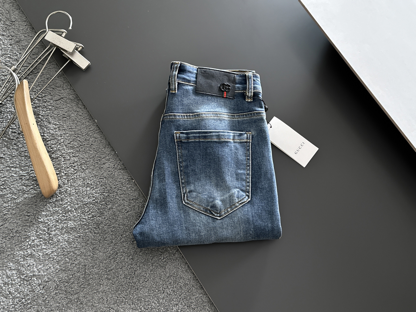 NO:877751,GUCCI men's denim jeans, official album and poster outfit style!  High-grade imported denim raw color fabrics are supplied to customers, and the pure 13oz denim fabrics from Okayama, Japan are specially selected. Heavy-duty environmentally friendly plant enzyme washing process is used. The texture has a light retro color, which is quite beautiful and is very suitable for autumn and winter color matching. The fabric is soft and delicate after washing, but has strong bones and a slight stretch, providing an excellent comfortable experience. There is no damage from any technological elements throughout the body, retaining the purest tannin color!  The details throughout the body are perfect, exquisite and sophisticated. The latest leather label on the waist highlights the brand's characteristics. The hardware accessories, leather label and wiring all reflect the craftsmanship!  The silhouette is perfectly tailored and has excellent butt lift and slimming effect. It can be easily matched with any top in the wardrobe. It has wide compatibility and is suitable for various daily wear. The upper body is full of style. It is a must-have trousers for those who are obsessed with quality control and 1V!  Size 29-38 (not 35.37),,gucci,jeans,19860909GUCCI 古奇 男士丹宁牛仔裤,官宣画册海报穿搭款！ 客供高级进口的丹宁原色面料,特选日本冈山纯正13oz 盎司牛仔布料,重磅环保植物酵素水洗工艺,肌理有着淡淡的复古色彩,相当漂亮,极符合秋冬的配色,面料经过水洗后柔软细腻,但筋骨感极强,且略带弹力,提供了绝佳的舒适体验,通身无任何工艺元素破坏,保留了最纯粹的丹宁本色！通身细节完美如斯,精湛且考究,最新的腰部皮标彰显了品牌特质,五金配件、皮标、走线无不体现出匠心工艺！版型剪裁完美,提臀修身效果绝佳,可轻松横扫衣橱任何的上装搭配,兼容性广泛,满足于日常各种穿搭,上身型款十足,于品质控及1V迷控者必入型裤装！ 尺码29—38（没35.37）,,gucci,jeans,,Men's clothing