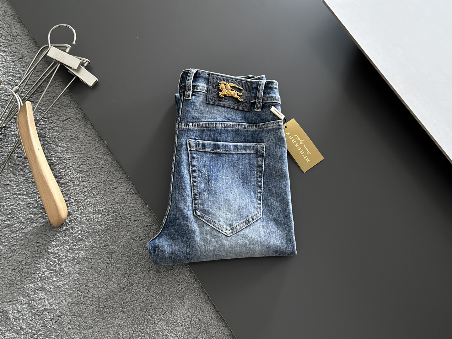 NO:877757,Burberry men's denim jeans, official album and poster outfit style!  High-grade imported denim raw color fabrics are supplied to customers, and the pure 13oz denim fabrics from Okayama, Japan are specially selected. Heavy-duty environmentally friendly plant enzyme washing process is used. The texture has a light retro color, which is quite beautiful and is very suitable for autumn and winter color matching. The fabric is soft and delicate after washing, but has strong bones and a slight stretch, providing an excellent comfortable experience. There is no damage from any technological elements throughout the body, retaining the purest tannin color!  The details throughout the body are perfect, exquisite and sophisticated. The latest leather label on the waist highlights the brand's characteristics. The hardware accessories, leather label and wiring all reflect the craftsmanship!  The silhouette is perfectly tailored and has excellent butt lift and slimming effect. It can be easily matched with any top in the wardrobe. It has wide compatibility and is suitable for various daily wear. The upper body is full of style. It is a must-have trousers for those who are obsessed with quality control and 1V!  Size 29-38 (not 35.37),,burberry,burberry,jeans,19860909Burberry 巴宝莉 男士丹宁牛仔裤,官宣画册海报穿搭款！ 客供高级进口的丹宁原色面料,特选日本冈山纯正13oz 盎司牛仔布料,重磅环保植物酵素水洗工艺,肌理有着淡淡的复古色彩,相当漂亮,极符合秋冬的配色,面料经过水洗后柔软细腻,但筋骨感极强,且略带弹力,提供了绝佳的舒适体验,通身无任何工艺元素破坏,保留了最纯粹的丹宁本色！通身细节完美如斯,精湛且考究,最新的腰部皮标彰显了品牌特质,五金配件、皮标、走线无不体现出匠心工艺！版型剪裁完美,提臀修身效果绝佳,可轻松横扫衣橱任何的上装搭配,兼容性广泛,满足于日常各种穿搭,上身型款十足,于品质控及1V迷控者必入型裤装！ 尺码29—38（没35.37）,,burberry,burberry,jeans,,Men's clothing
