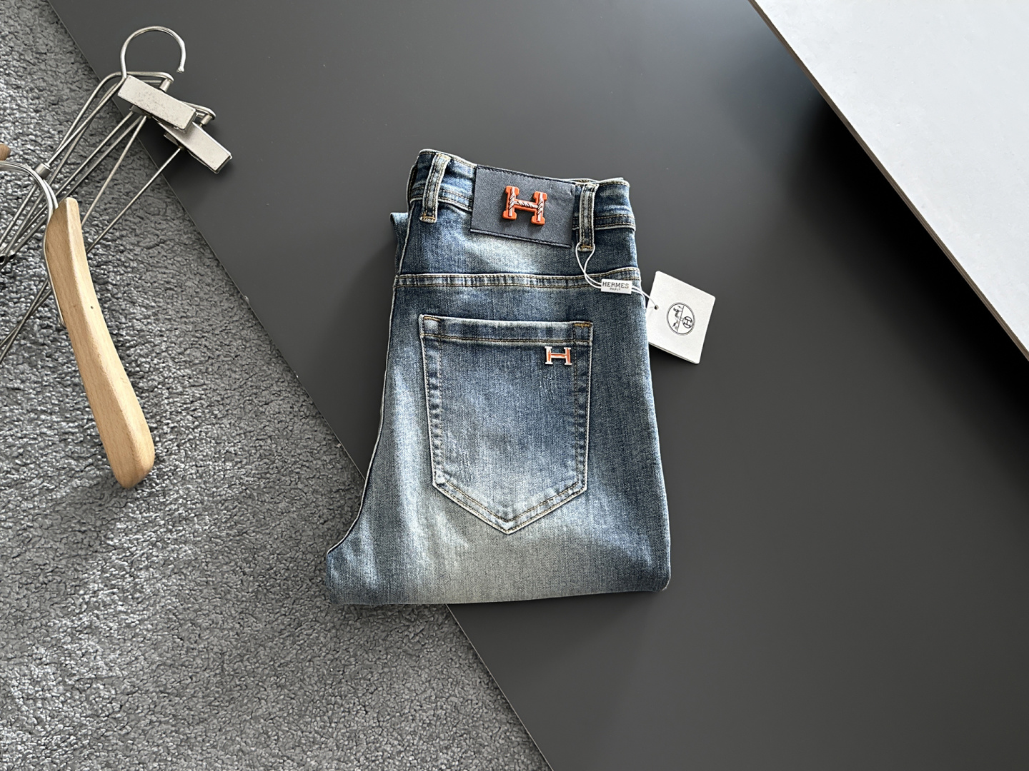 NO:877763,Hermès men's denim jeans, official album and poster outfit style!  High-grade imported denim raw color fabrics are supplied to customers, and the pure 13oz denim fabrics from Okayama, Japan are specially selected. Heavy-duty environmentally friendly plant enzyme washing process is used. The texture has a light retro color, which is quite beautiful and is very suitable for autumn and winter color matching. The fabric is soft and delicate after washing, but has strong bones and a slight stretch, providing an excellent comfortable experience. There is no damage from any technological elements throughout the body, retaining the purest tannin color!  The details throughout the body are perfect, exquisite and sophisticated. The latest leather label on the waist highlights the brand's characteristics. The hardware accessories, leather label and wiring all reflect the craftsmanship!  The silhouette is perfectly tailored and has excellent butt lift and slimming effect. It can be easily matched with any top in the wardrobe. It has wide compatibility and is suitable for various daily wear. The upper body is full of style. It is a must-have trousers for those who are obsessed with quality control and 1V!  Size 29-38 (not 35.37),,hermes,jeans,19860909爱马仕 男士丹宁牛仔裤,官宣画册海报穿搭款！ 客供高级进口的丹宁原色面料,特选日本冈山纯正13oz 盎司牛仔布料,重磅环保植物酵素水洗工艺,肌理有着淡淡的复古色彩,相当漂亮,极符合秋冬的配色,面料经过水洗后柔软细腻,但筋骨感极强,且略带弹力,提供了绝佳的舒适体验,通身无任何工艺元素破坏,保留了最纯粹的丹宁本色！通身细节完美如斯,精湛且考究,最新的腰部皮标彰显了品牌特质,五金配件、皮标、走线无不体现出匠心工艺！版型剪裁完美,提臀修身效果绝佳,可轻松横扫衣橱任何的上装搭配,兼容性广泛,满足于日常各种穿搭,上身型款十足,于品质控及1V迷控者必入型裤装！ 尺码29—38（没35.37）,,hermes,jeans,,Men's clothing