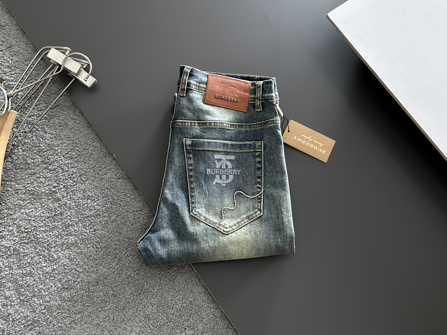 NO:877769,Burberry men's denim jeans, official album and poster outfit style!  High-grade imported denim raw color fabrics are supplied to customers, and the pure 13oz denim fabrics from Okayama, Japan are specially selected. Heavy-duty environmentally friendly plant enzyme washing process is used. The texture has a light retro color, which is quite beautiful and is very suitable for autumn and winter color matching. The fabric is soft and delicate after washing, but has strong bones and a slight stretch, providing an excellent comfortable experience. There is no damage from any technological elements throughout the body, retaining the purest tannin color!  The details throughout the body are perfect, exquisite and sophisticated. The latest leather label on the waist highlights the brand's characteristics. The hardware accessories, leather label and wiring all reflect the craftsmanship!  The silhouette is perfectly tailored and has excellent butt lift and slimming effect. It can be easily matched with any top in the wardrobe. It has wide compatibility and is suitable for various daily wear. The upper body is full of style. It is a must-have trousers for those who are obsessed with quality control and 1V!  Size 29-38 (not 35.37),,burberry,burberry,jeans,19860909Burberry 巴宝莉 男士丹宁牛仔裤,官宣画册海报穿搭款！ 客供高级进口的丹宁原色面料,特选日本冈山纯正13oz 盎司牛仔布料,重磅环保植物酵素水洗工艺,肌理有着淡淡的复古色彩,相当漂亮,极符合秋冬的配色,面料经过水洗后柔软细腻,但筋骨感极强,且略带弹力,提供了绝佳的舒适体验,通身无任何工艺元素破坏,保留了最纯粹的丹宁本色！通身细节完美如斯,精湛且考究,最新的腰部皮标彰显了品牌特质,五金配件、皮标、走线无不体现出匠心工艺！版型剪裁完美,提臀修身效果绝佳,可轻松横扫衣橱任何的上装搭配,兼容性广泛,满足于日常各种穿搭,上身型款十足,于品质控及1V迷控者必入型裤装！ 尺码29—38（没35.37）,,burberry,burberry,jeans,,Men's clothing