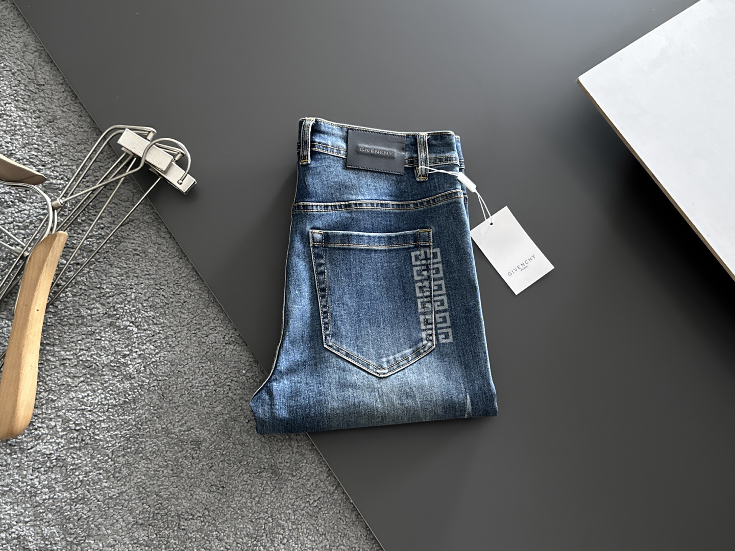 NO:877775,Givenchy men's denim jeans, official album and poster outfit style!  High-grade imported denim raw color fabrics are supplied to customers, and the pure 13oz denim fabrics from Okayama, Japan are specially selected. Heavy-duty environmentally friendly plant enzyme washing process is used. The texture has a light retro color, which is quite beautiful and is very suitable for autumn and winter color matching. The fabric is soft and delicate after washing, but has strong bones and a slight stretch, providing an excellent comfortable experience. There is no damage from any technological elements throughout the body, retaining the purest tannin color!  The details throughout the body are perfect, exquisite and sophisticated. The latest leather label on the waist highlights the brand's characteristics. The hardware accessories, leather label and wiring all reflect the craftsmanship!  The silhouette is perfectly tailored and has excellent butt lift and slimming effect. It can be easily matched with any top in the wardrobe. It has wide compatibility and is suitable for various daily wear. The upper body is full of style. It is a must-have trousers for those who are obsessed with quality control and 1V!  Size 29-38 (not 35.37),,givenchy,jeans,19860909纪梵希 男士丹宁牛仔裤,官宣画册海报穿搭款！ 客供高级进口的丹宁原色面料,特选日本冈山纯正13oz 盎司牛仔布料,重磅环保植物酵素水洗工艺,肌理有着淡淡的复古色彩,相当漂亮,极符合秋冬的配色,面料经过水洗后柔软细腻,但筋骨感极强,且略带弹力,提供了绝佳的舒适体验,通身无任何工艺元素破坏,保留了最纯粹的丹宁本色！通身细节完美如斯,精湛且考究,最新的腰部皮标彰显了品牌特质,五金配件、皮标、走线无不体现出匠心工艺！版型剪裁完美,提臀修身效果绝佳,可轻松横扫衣橱任何的上装搭配,兼容性广泛,满足于日常各种穿搭,上身型款十足,于品质控及1V迷控者必入型裤装！ 尺码29—38（没35.37）,,givenchy,jeans,,Men's clothing