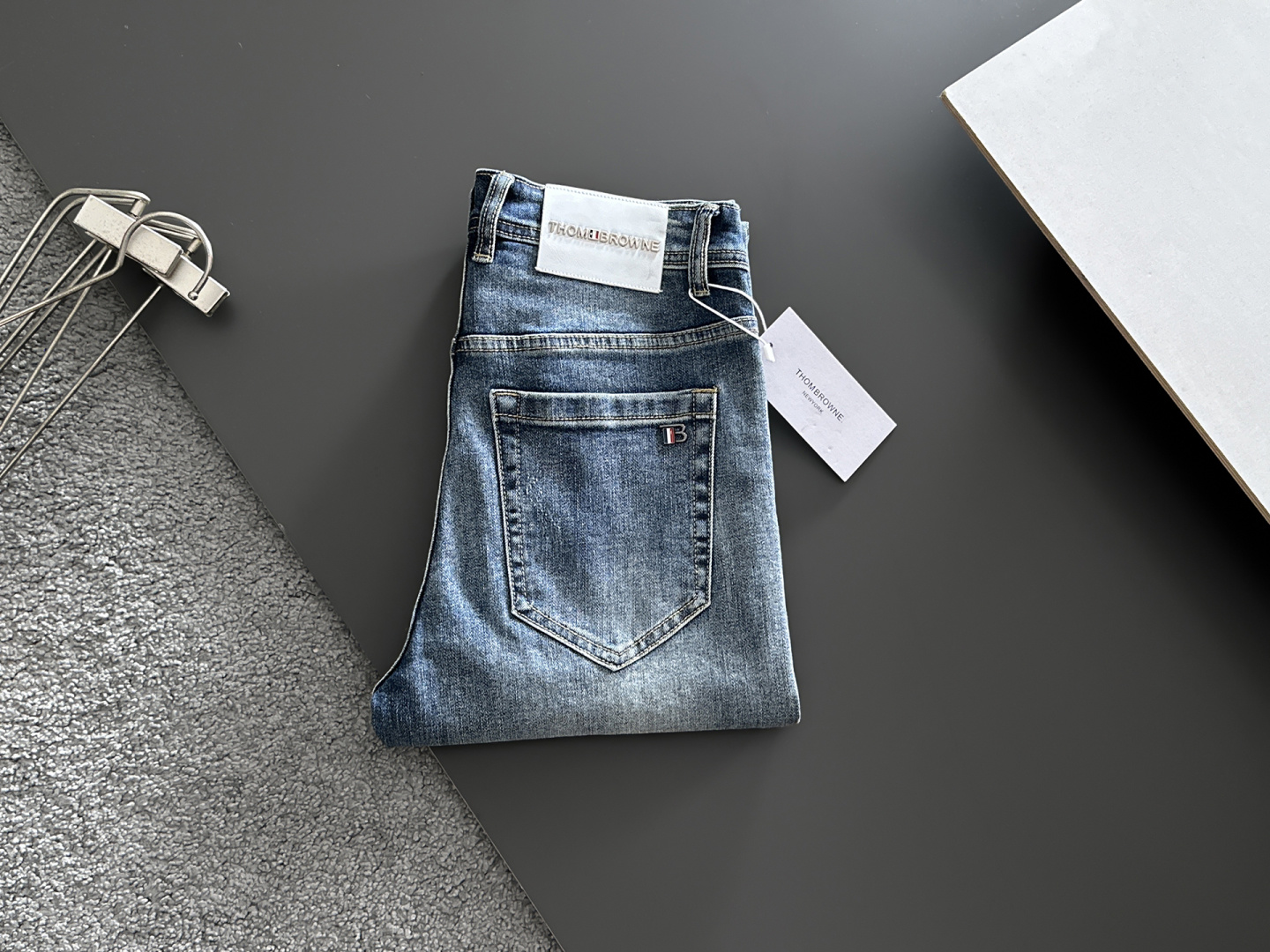 NO:877726,TB men's denim jeans, official album and poster outfit!  High-grade imported denim raw color fabrics are supplied to customers, and the pure 13oz denim fabrics from Okayama, Japan are specially selected. Heavy-duty environmentally friendly plant enzyme washing process is used. The texture has a light retro color, which is quite beautiful and is very suitable for autumn and winter color matching. The fabric is soft and delicate after washing, but has strong bones and a slight stretch, providing an excellent comfortable experience. There is no damage from any technological elements throughout the body, retaining the purest tannin color!  The details throughout the body are perfect, exquisite and sophisticated. The latest leather label on the waist highlights the brand's characteristics. The hardware accessories, leather label and wiring all reflect the craftsmanship!  The silhouette is perfectly tailored and has excellent butt lift and slimming effect. It can be easily matched with any top in the wardrobe. It has wide compatibility and is suitable for various daily wear. The upper body is full of style. It is a must-have trousers for those who are obsessed with quality control and 1V!  Size 29-38 (not 35.37),,jeans,19860909TB 男士丹宁牛仔裤,官宣画册海报穿搭款！ 客供高级进口的丹宁原色面料,特选日本冈山纯正13oz 盎司牛仔布料,重磅环保植物酵素水洗工艺,肌理有着淡淡的复古色彩,相当漂亮,极符合秋冬的配色,面料经过水洗后柔软细腻,但筋骨感极强,且略带弹力,提供了绝佳的舒适体验,通身无任何工艺元素破坏,保留了最纯粹的丹宁本色！通身细节完美如斯,精湛且考究,最新的腰部皮标彰显了品牌特质,五金配件、皮标、走线无不体现出匠心工艺！版型剪裁完美,提臀修身效果绝佳,可轻松横扫衣橱任何的上装搭配,兼容性广泛,满足于日常各种穿搭,上身型款十足,于品质控及1V迷控者必入型裤装！ 尺码29—38（没35.37）,,jeans,,Men's clothing
