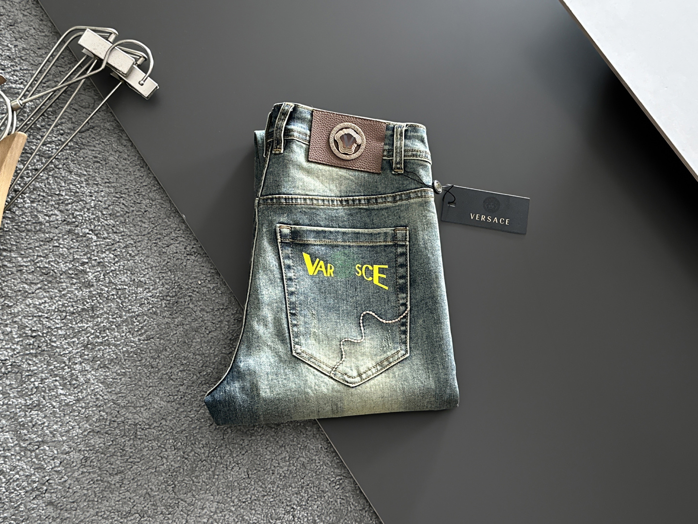 NO:877731,Versace men's denim jeans, official album and poster style!  High-grade imported denim raw color fabrics are supplied to customers, and the pure 13oz denim fabrics from Okayama, Japan are specially selected. Heavy-duty environmentally friendly plant enzyme washing process is used. The texture has a light retro color, which is quite beautiful and is very suitable for autumn and winter color matching. The fabric is soft and delicate after washing, but has strong bones and a slight stretch, providing an excellent comfortable experience. There is no damage from any technological elements throughout the body, retaining the purest tannin color!  The details throughout the body are perfect, exquisite and sophisticated. The latest leather label on the waist highlights the brand's characteristics. The hardware accessories, leather label and wiring all reflect the craftsmanship!  The silhouette is perfectly tailored and has excellent butt lift and slimming effect. It can be easily matched with any top in the wardrobe. It has wide compatibility and is suitable for various daily wear. The upper body is full of style. It is a must-have trousers for those who are obsessed with quality control and 1V!  Sizes 29-38 (not 35.37),,versace,jeans,19860909范思哲 男士丹宁牛仔裤,官宣画册海报穿搭款！ 客供高级进口的丹宁原色面料,特选日本冈山纯正13oz 盎司牛仔布料,重磅环保植物酵素水洗工艺,肌理有着淡淡的复古色彩,相当漂亮,极符合秋冬的配色,面料经过水洗后柔软细腻,但筋骨感极强,且略带弹力,提供了绝佳的舒适体验,通身无任何工艺元素破坏,保留了最纯粹的丹宁本色！通身细节完美如斯,精湛且考究,最新的腰部皮标彰显了品牌特质,五金配件、皮标、走线无不体现出匠心工艺！版型剪裁完美,提臀修身效果绝佳,可轻松横扫衣橱任何的上装搭配,兼容性广泛,满足于日常各种穿搭,上身型款十足,于品质控及1V迷控者必入型裤装！ 尺码29—38（没35.37）,,versace,jeans,,Men's clothing