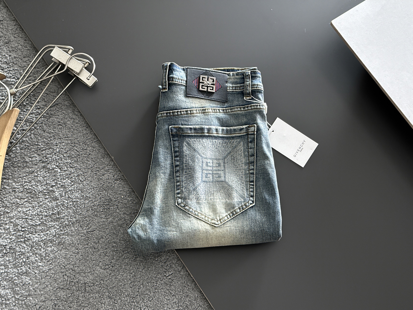 NO:877736,Givenchy men's denim jeans, official album and poster outfit style!  High-grade imported denim raw color fabrics are supplied to customers, and the pure 13oz denim fabrics from Okayama, Japan are specially selected. Heavy-duty environmentally friendly plant enzyme washing process is used. The texture has a light retro color, which is quite beautiful and is very suitable for autumn and winter color matching. The fabric is soft and delicate after washing, but has strong bones and a slight stretch, providing an excellent comfortable experience. There is no damage from any technological elements throughout the body, retaining the purest tannin color!  The details throughout the body are perfect, exquisite and sophisticated. The latest leather label on the waist highlights the brand's characteristics. The hardware accessories, leather label and wiring all reflect the craftsmanship!  The silhouette is perfectly tailored and has excellent butt lift and slimming effect. It can be easily matched with any top in the wardrobe. It has wide compatibility and is suitable for various daily wear. The upper body is full of style. It is a must-have trousers for those who are obsessed with quality control and 1V!  Size 29-38 (not 35.37),,givenchy,jeans,19860909纪梵希 男士丹宁牛仔裤,官宣画册海报穿搭款！ 客供高级进口的丹宁原色面料,特选日本冈山纯正13oz 盎司牛仔布料,重磅环保植物酵素水洗工艺,肌理有着淡淡的复古色彩,相当漂亮,极符合秋冬的配色,面料经过水洗后柔软细腻,但筋骨感极强,且略带弹力,提供了绝佳的舒适体验,通身无任何工艺元素破坏,保留了最纯粹的丹宁本色！通身细节完美如斯,精湛且考究,最新的腰部皮标彰显了品牌特质,五金配件、皮标、走线无不体现出匠心工艺！版型剪裁完美,提臀修身效果绝佳,可轻松横扫衣橱任何的上装搭配,兼容性广泛,满足于日常各种穿搭,上身型款十足,于品质控及1V迷控者必入型裤装！ 尺码29—38（没35.37）,,givenchy,jeans,,Men's clothing