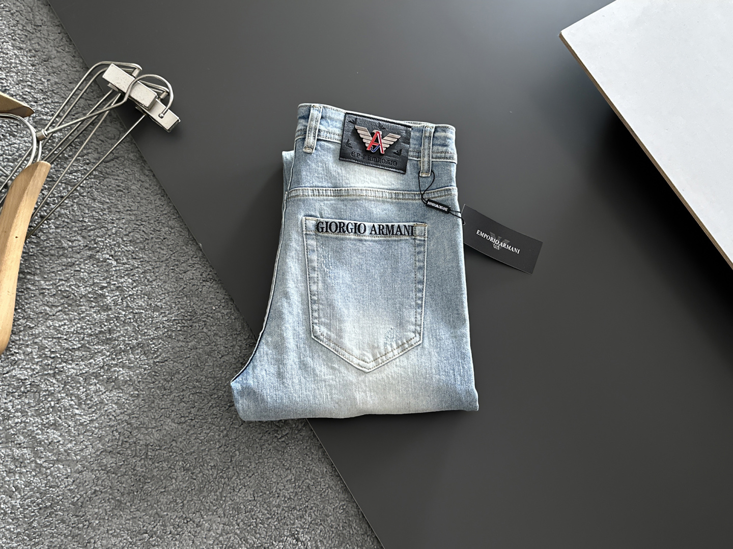 NO:877741,Armani Armani men's denim jeans, official album and poster wear style!  High-grade imported denim raw color fabrics are supplied to customers, and the pure 13oz denim fabrics from Okayama, Japan are specially selected. Heavy-duty environmentally friendly plant enzyme washing process is used. The texture has a light retro color, which is quite beautiful and is very suitable for autumn and winter color matching. The fabric is soft and delicate after washing, but has strong bones and a slight stretch, providing an excellent comfortable experience. There is no damage from any technological elements throughout the body, retaining the purest tannin color!  The details throughout the body are perfect, exquisite and sophisticated. The latest leather label on the waist highlights the brand's characteristics. The hardware accessories, leather label and wiring all reflect the craftsmanship!  The silhouette is perfectly tailored and has excellent butt lift and slimming effect. It can be easily matched with any top in the wardrobe. It has wide compatibility and is suitable for various daily wear. The upper body is full of style. It is a must-have trousers for those who are obsessed with quality control and 1V!  Size 29-38 (not 35.37),,armani,armani,jeans,19860909Armani 阿玛尼 男士丹宁牛仔裤,官宣画册海报穿搭款！ 客供高级进口的丹宁原色面料,特选日本冈山纯正13oz 盎司牛仔布料,重磅环保植物酵素水洗工艺,肌理有着淡淡的复古色彩,相当漂亮,极符合秋冬的配色,面料经过水洗后柔软细腻,但筋骨感极强,且略带弹力,提供了绝佳的舒适体验,通身无任何工艺元素破坏,保留了最纯粹的丹宁本色！通身细节完美如斯,精湛且考究,最新的腰部皮标彰显了品牌特质,五金配件、皮标、走线无不体现出匠心工艺！版型剪裁完美,提臀修身效果绝佳,可轻松横扫衣橱任何的上装搭配,兼容性广泛,满足于日常各种穿搭,上身型款十足,于品质控及1V迷控者必入型裤装！ 尺码29—38（没35.37）,,armani,armani,jeans,,Men's clothing