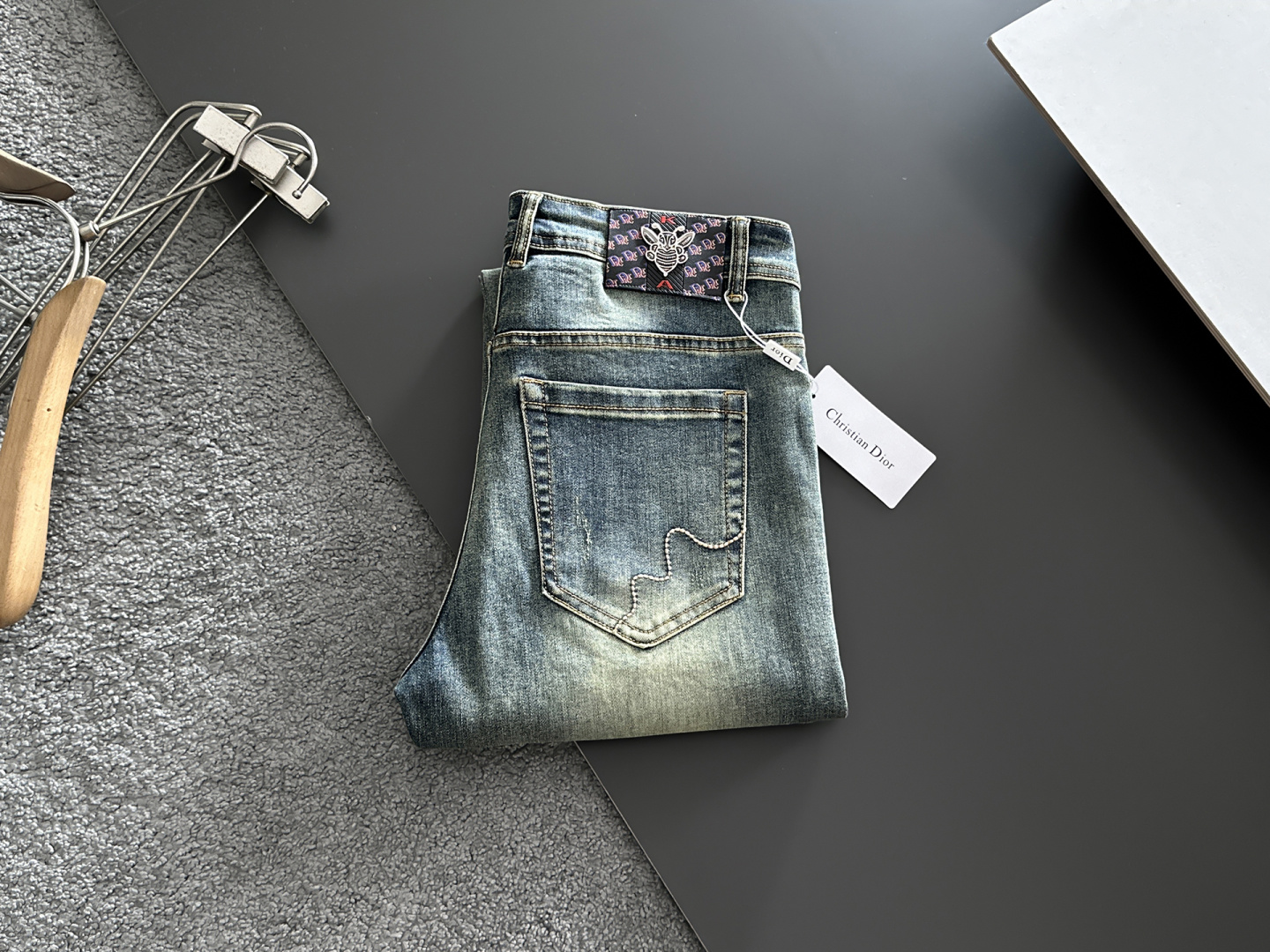 NO:877746,Dior men's denim jeans, official album and poster style!  High-grade imported denim raw color fabrics are supplied to customers, and the pure 13oz denim fabrics from Okayama, Japan are specially selected. Heavy-duty environmentally friendly plant enzyme washing process is used. The texture has a light retro color, which is quite beautiful and is very suitable for autumn and winter color matching. The fabric is soft and delicate after washing, but has strong bones and a slight stretch, providing an excellent comfortable experience. There is no damage from any technological elements throughout the body, retaining the purest tannin color!  The details throughout the body are perfect, exquisite and sophisticated. The latest leather label on the waist highlights the brand's characteristics. The hardware accessories, leather label and wiring all reflect the craftsmanship!  The silhouette is perfectly tailored and has excellent butt lift and slimming effect. It can be easily matched with any top in the wardrobe. It has wide compatibility and is suitable for various daily wear. The upper body is full of style. It is a must-have trousers for those who are obsessed with quality control and 1V!  Size 29-38 (not 35.37), dior, dior, jeans,19860909Dior 迪奥 男士丹宁牛仔裤,官宣画册海报穿搭款！ 客供高级进口的丹宁原色面料,特选日本冈山纯正13oz 盎司牛仔布料,重磅环保植物酵素水洗工艺,肌理有着淡淡的复古色彩,相当漂亮,极符合秋冬的配色,面料经过水洗后柔软细腻,但筋骨感极强,且略带弹力,提供了绝佳的舒适体验,通身无任何工艺元素破坏,保留了最纯粹的丹宁本色！通身细节完美如斯,精湛且考究,最新的腰部皮标彰显了品牌特质,五金配件、皮标、走线无不体现出匠心工艺！版型剪裁完美,提臀修身效果绝佳,可轻松横扫衣橱任何的上装搭配,兼容性广泛,满足于日常各种穿搭,上身型款十足,于品质控及1V迷控者必入型裤装！ 尺码29—38（没35.37）,,dior,dior,jeans,,Men's clothing