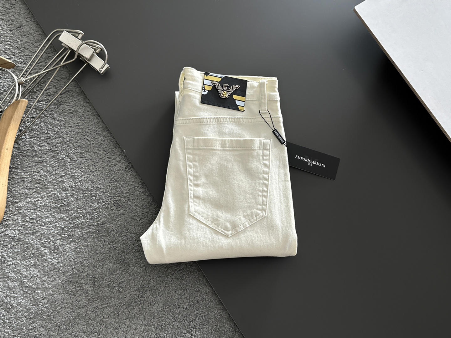 NO:877752,Armani Armani men's denim jeans, official album and poster wear style!  High-grade imported denim raw color fabrics are supplied to customers, and the pure 13oz denim fabrics from Okayama, Japan are specially selected. Heavy-duty environmentally friendly plant enzyme washing process is used. The texture has a light retro color, which is quite beautiful and is very suitable for autumn and winter color matching. The fabric is soft and delicate after washing, but has strong bones and a slight stretch, providing an excellent comfortable experience. There is no damage from any technological elements throughout the body, retaining the purest tannin color!  The details throughout the body are perfect, exquisite and sophisticated. The latest leather label on the waist highlights the brand's characteristics. The hardware accessories, leather label and wiring all reflect the craftsmanship!  The silhouette is perfectly tailored and has excellent butt lift and slimming effect. It can be easily matched with any top in the wardrobe. It has wide compatibility and is suitable for various daily wear. The upper body is full of style. It is a must-have trousers for those who are obsessed with quality control and 1V!  Size 29-38 (not 35.37),,armani,armani,jeans,19860909Armani 阿玛尼 男士丹宁牛仔裤,官宣画册海报穿搭款！ 客供高级进口的丹宁原色面料,特选日本冈山纯正13oz 盎司牛仔布料,重磅环保植物酵素水洗工艺,肌理有着淡淡的复古色彩,相当漂亮,极符合秋冬的配色,面料经过水洗后柔软细腻,但筋骨感极强,且略带弹力,提供了绝佳的舒适体验,通身无任何工艺元素破坏,保留了最纯粹的丹宁本色！通身细节完美如斯,精湛且考究,最新的腰部皮标彰显了品牌特质,五金配件、皮标、走线无不体现出匠心工艺！版型剪裁完美,提臀修身效果绝佳,可轻松横扫衣橱任何的上装搭配,兼容性广泛,满足于日常各种穿搭,上身型款十足,于品质控及1V迷控者必入型裤装！ 尺码29—38（没35.37）,,armani,armani,jeans,,Men's clothing