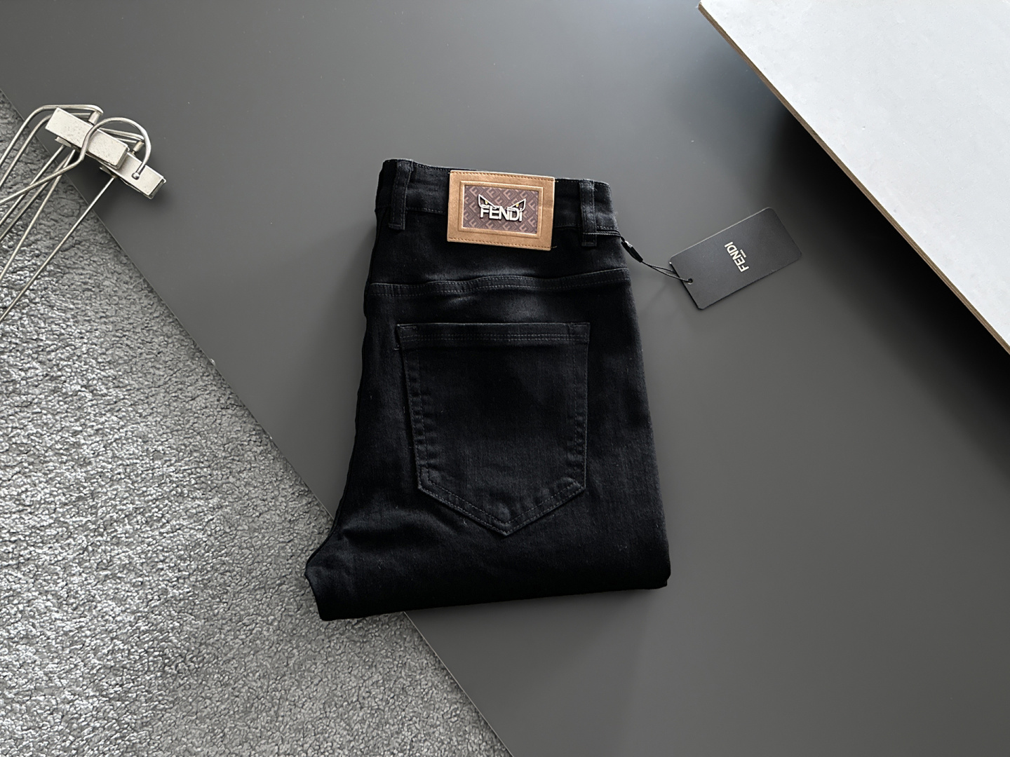 NO:877758,FENDI Fendi Men's Denim Jeans, Official Announcement Album and Poster Style!  High-grade imported denim raw color fabrics are supplied to customers, and the pure 13oz denim fabrics from Okayama, Japan are specially selected. Heavy-duty environmentally friendly plant enzyme washing process is used. The texture has a light retro color, which is quite beautiful and is very suitable for autumn and winter color matching. The fabric is soft and delicate after washing, but has strong bones and a slight stretch, providing an excellent comfortable experience. There is no damage from any technological elements throughout the body, retaining the purest tannin color!  The details throughout the body are perfect, exquisite and sophisticated. The latest leather label on the waist highlights the brand's characteristics. The hardware accessories, leather label and wiring all reflect the craftsmanship!  The silhouette is perfectly tailored and has excellent butt lift and slimming effect. It can be easily matched with any top in the wardrobe. It has wide compatibility and is suitable for various daily wear. The upper body is full of style. It is a must-have trousers for those who are obsessed with quality control and 1V!  Sizes 29-38 (not 35.37),,fendi,fendi,jeans,19860909FENDI 芬迪 男士丹宁牛仔裤,官宣画册海报穿搭款！ 客供高级进口的丹宁原色面料,特选日本冈山纯正13oz 盎司牛仔布料,重磅环保植物酵素水洗工艺,肌理有着淡淡的复古色彩,相当漂亮,极符合秋冬的配色,面料经过水洗后柔软细腻,但筋骨感极强,且略带弹力,提供了绝佳的舒适体验,通身无任何工艺元素破坏,保留了最纯粹的丹宁本色！通身细节完美如斯,精湛且考究,最新的腰部皮标彰显了品牌特质,五金配件、皮标、走线无不体现出匠心工艺！版型剪裁完美,提臀修身效果绝佳,可轻松横扫衣橱任何的上装搭配,兼容性广泛,满足于日常各种穿搭,上身型款十足,于品质控及1V迷控者必入型裤装！ 尺码29—38（没35.37）,,fendi,fendi,jeans,,Men's clothing