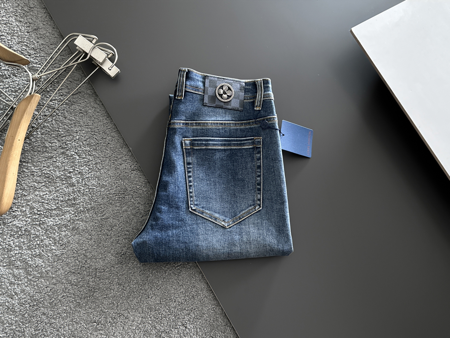 NO:877764,LV men's denim jeans, official album and poster outfit style!  High-grade imported denim raw color fabrics are supplied to customers, and the pure 13oz denim fabrics from Okayama, Japan are specially selected. Heavy-duty environmentally friendly plant enzyme washing process is used. The texture has a light retro color, which is quite beautiful and is very suitable for autumn and winter color matching. The fabric is soft and delicate after washing, but has strong bones and a slight stretch, providing an excellent comfortable experience. There is no damage from any technological elements throughout the body, retaining the purest tannin color!  The details throughout the body are perfect, exquisite and sophisticated. The latest leather label on the waist highlights the brand's characteristics. The hardware accessories, leather label and wiring all reflect the craftsmanship!  The silhouette is perfectly tailored and has excellent butt lift and slimming effect. It can be easily matched with any top in the wardrobe. It has wide compatibility and is suitable for various daily wear. The upper body is full of style. It is a must-have trousers for those who are obsessed with quality control and 1V!  Size 29-38 (not 35.37),,louis vuitton,jeans,19860909LV 男士丹宁牛仔裤,官宣画册海报穿搭款！ 客供高级进口的丹宁原色面料,特选日本冈山纯正13oz 盎司牛仔布料,重磅环保植物酵素水洗工艺,肌理有着淡淡的复古色彩,相当漂亮,极符合秋冬的配色,面料经过水洗后柔软细腻,但筋骨感极强,且略带弹力,提供了绝佳的舒适体验,通身无任何工艺元素破坏,保留了最纯粹的丹宁本色！通身细节完美如斯,精湛且考究,最新的腰部皮标彰显了品牌特质,五金配件、皮标、走线无不体现出匠心工艺！版型剪裁完美,提臀修身效果绝佳,可轻松横扫衣橱任何的上装搭配,兼容性广泛,满足于日常各种穿搭,上身型款十足,于品质控及1V迷控者必入型裤装！ 尺码29—38（没35.37）,,louis vuitton,jeans,,Men's clothing